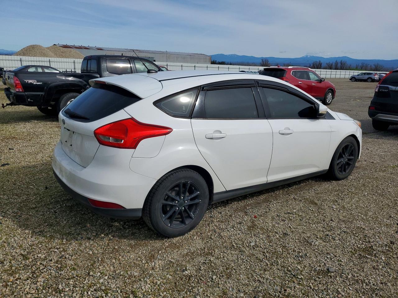 2015 Ford Focus Se White vin: 1FADP3K25FL263398