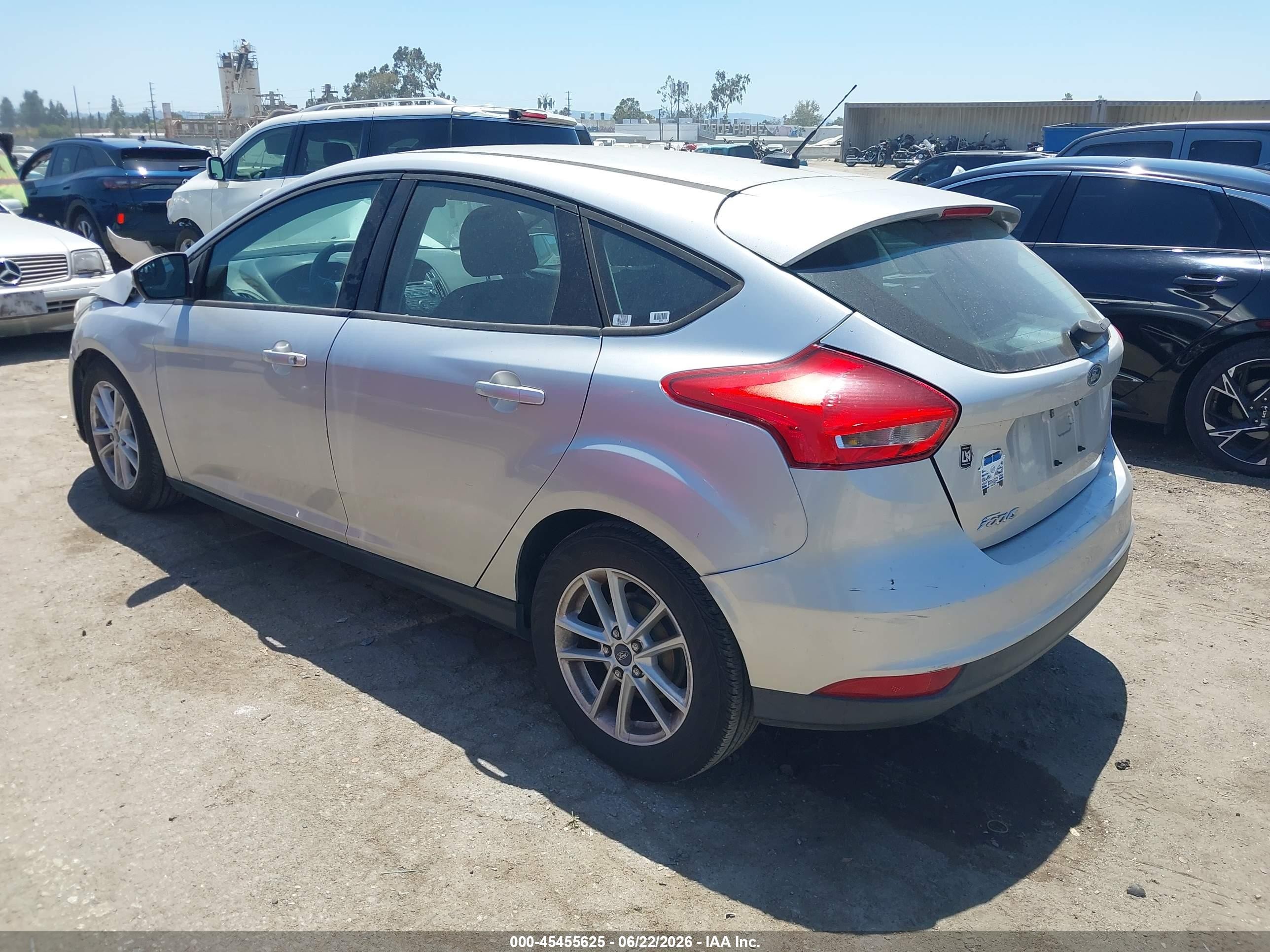 2015 Ford Focus Se Silver vin: 1FADP3K25FL281979