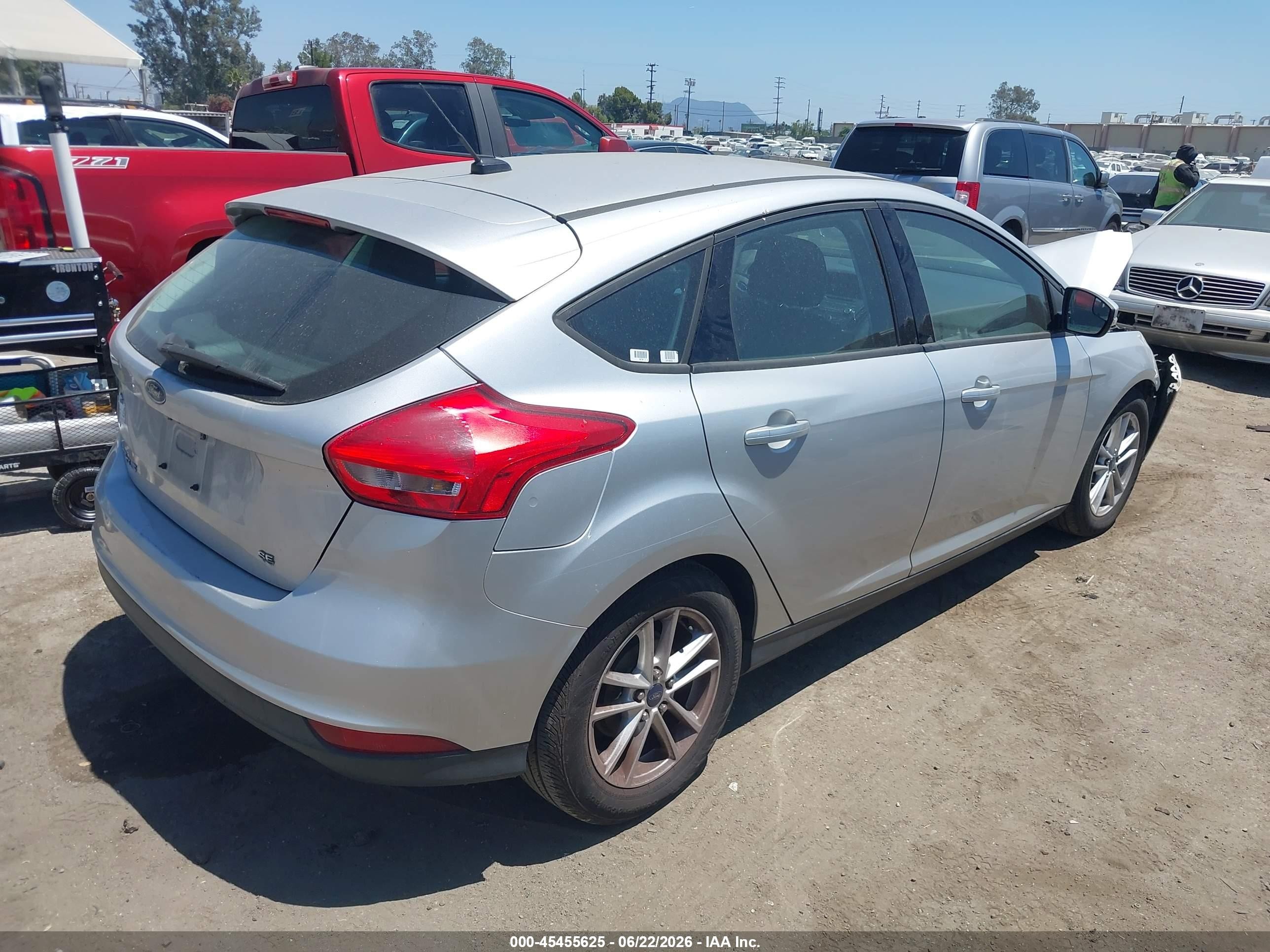 2015 Ford Focus Se Silver vin: 1FADP3K25FL281979
