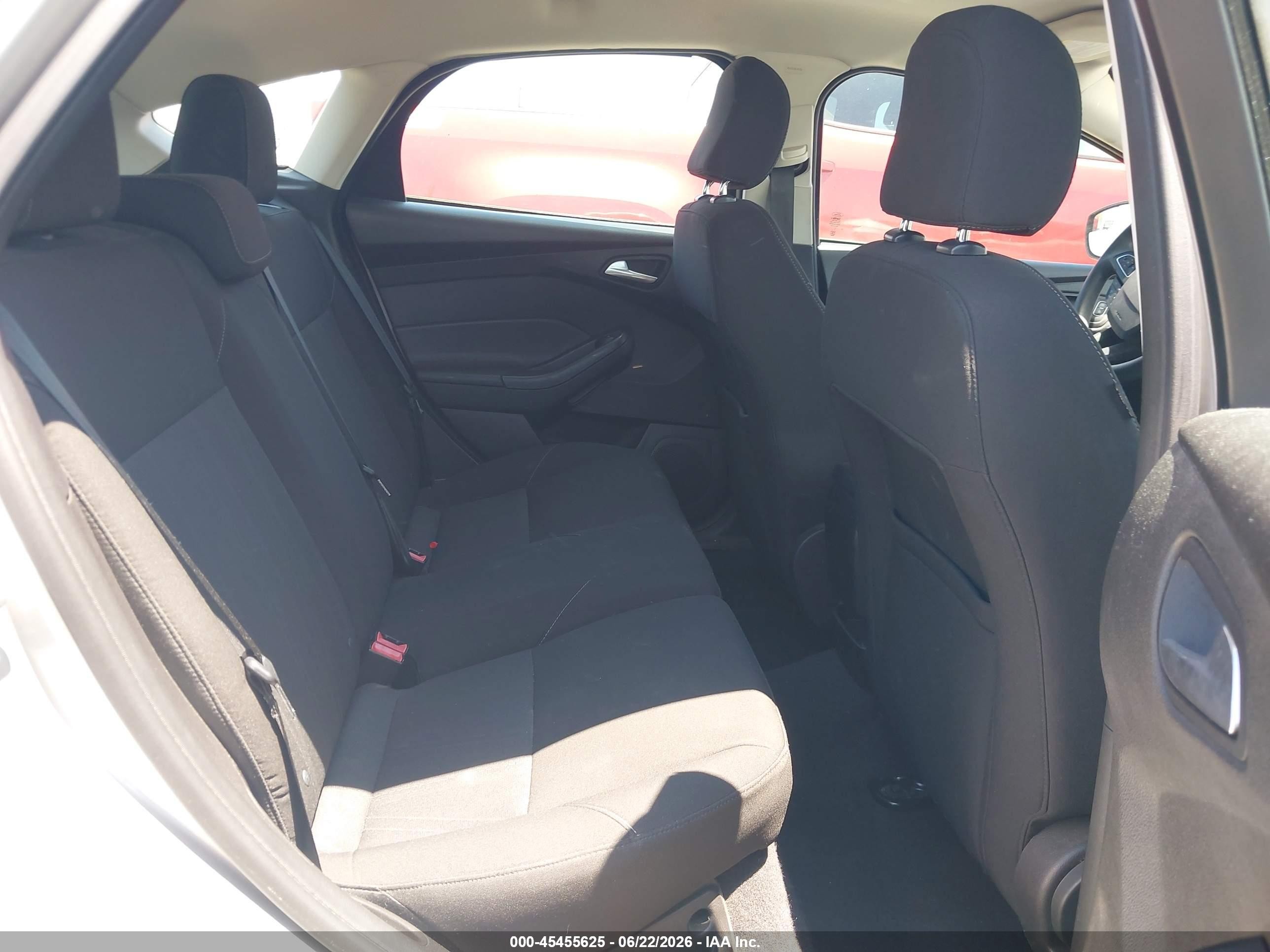 2015 Ford Focus Se Silver vin: 1FADP3K25FL281979