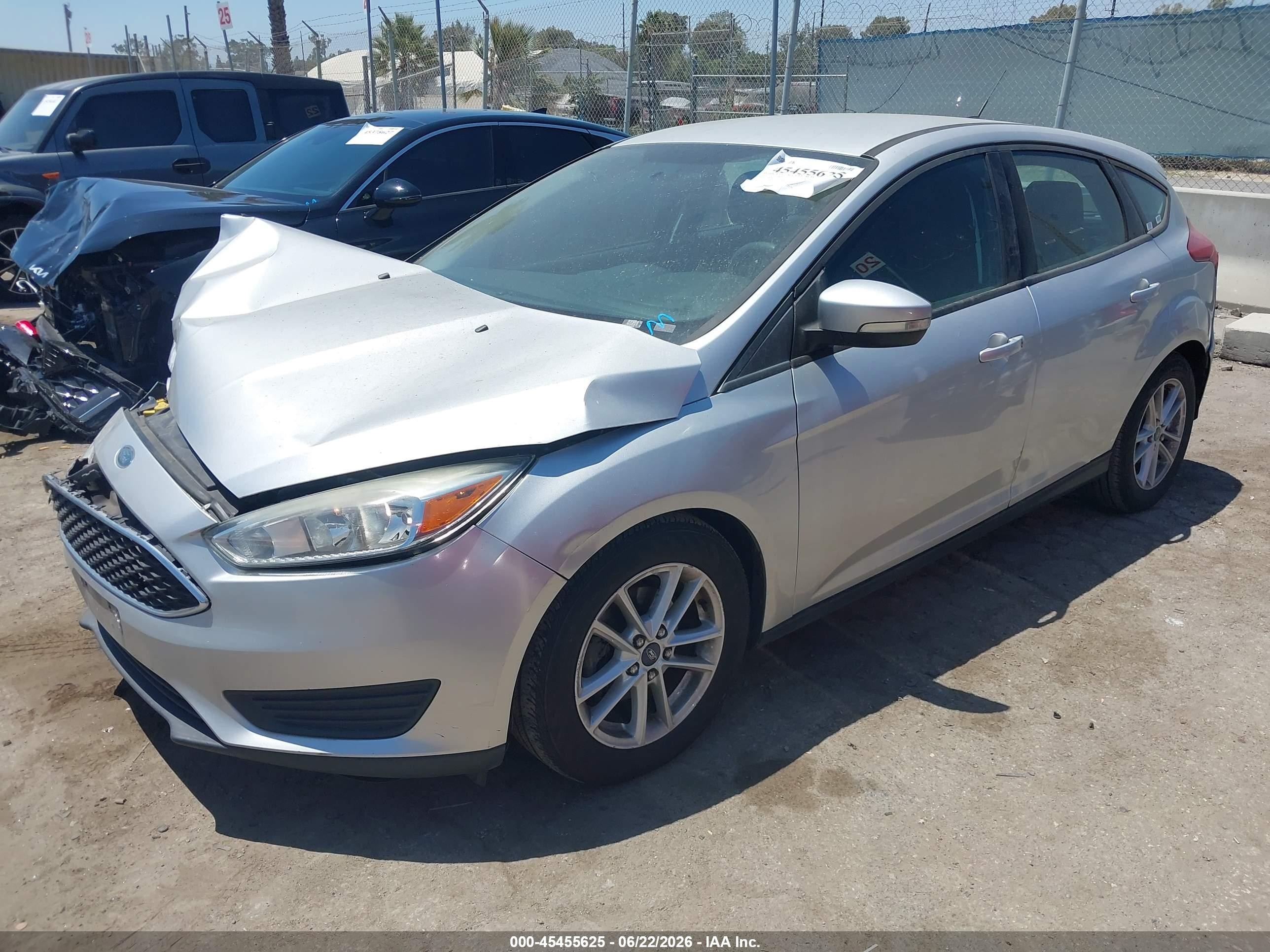 2015 Ford Focus Se Silver vin: 1FADP3K25FL281979