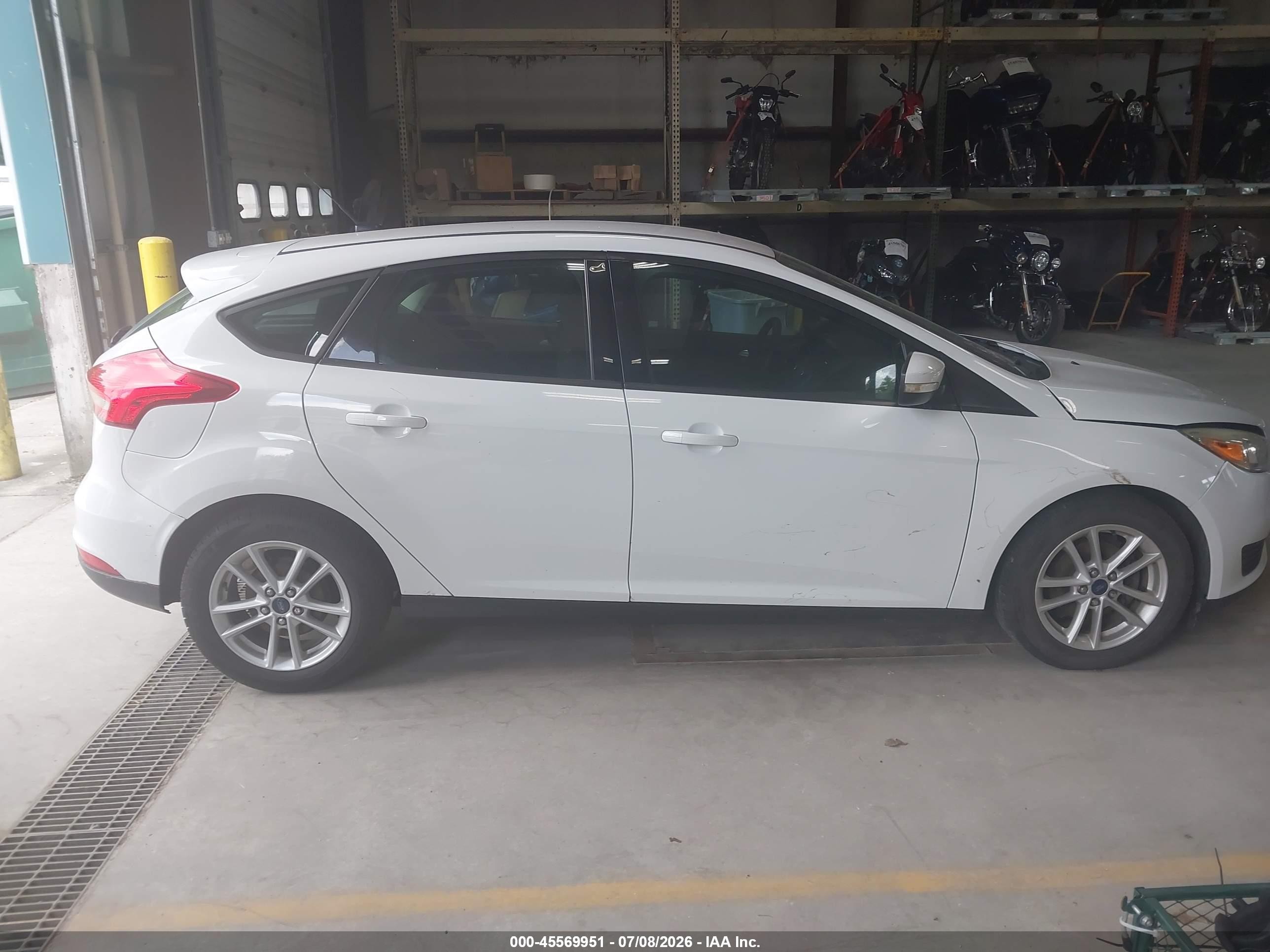 2015 Ford Focus Se White vin: 1FADP3K25FL295056