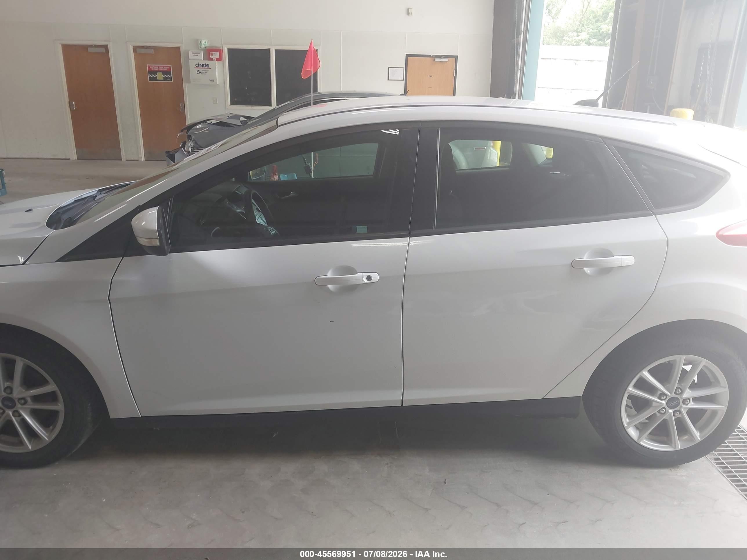 2015 Ford Focus Se White vin: 1FADP3K25FL295056