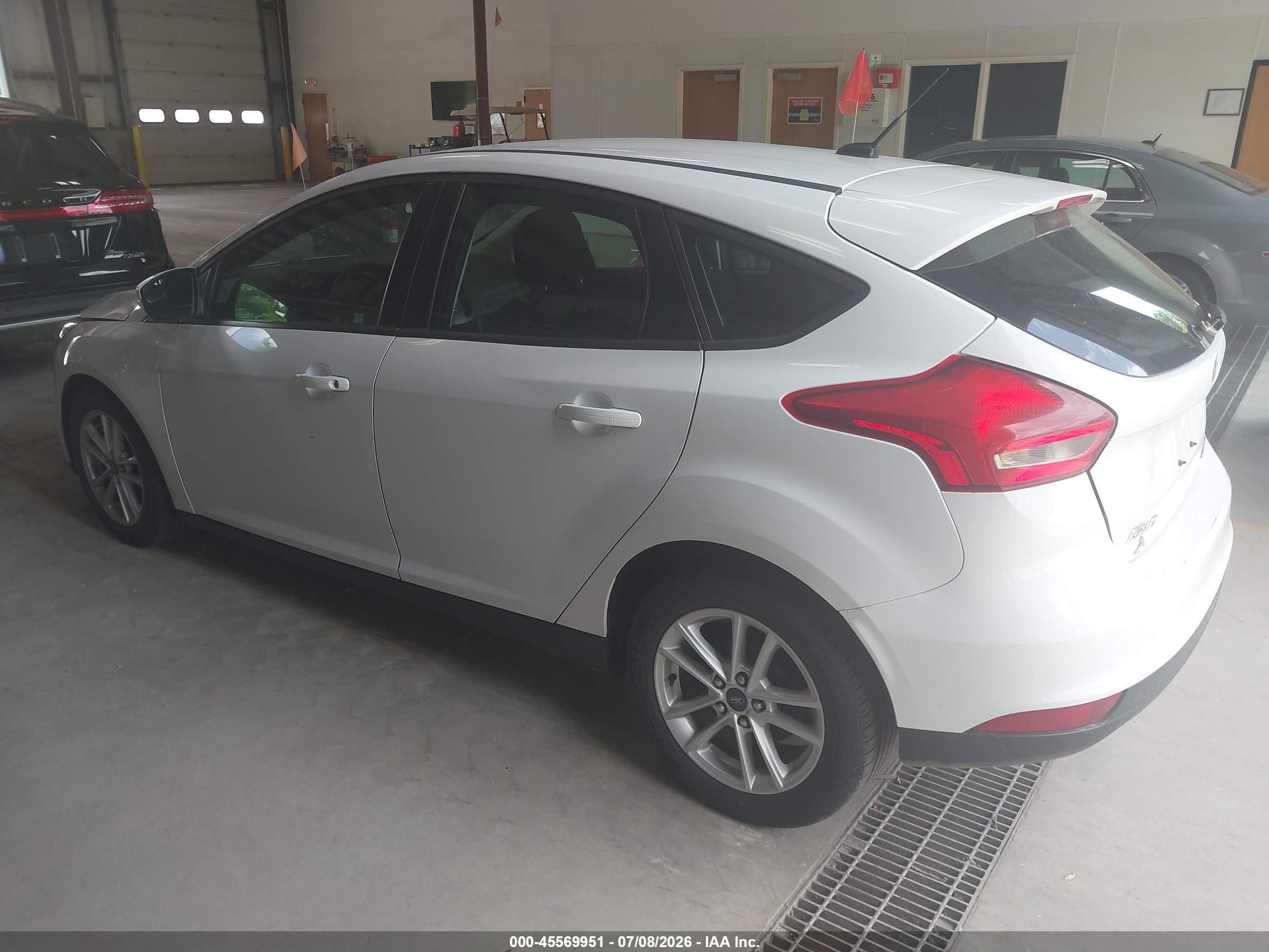 2015 Ford Focus Se White vin: 1FADP3K25FL295056