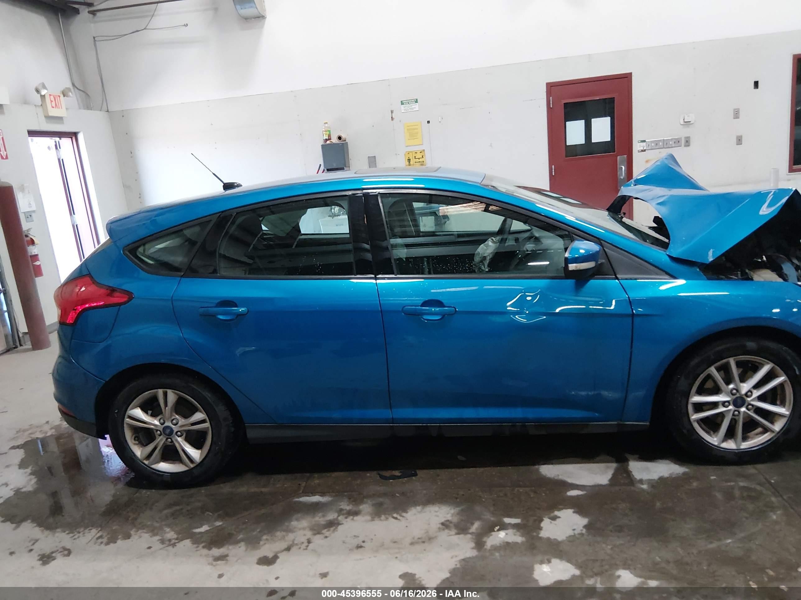2015 Ford Focus Se Blue vin: 1FADP3K25FL310669