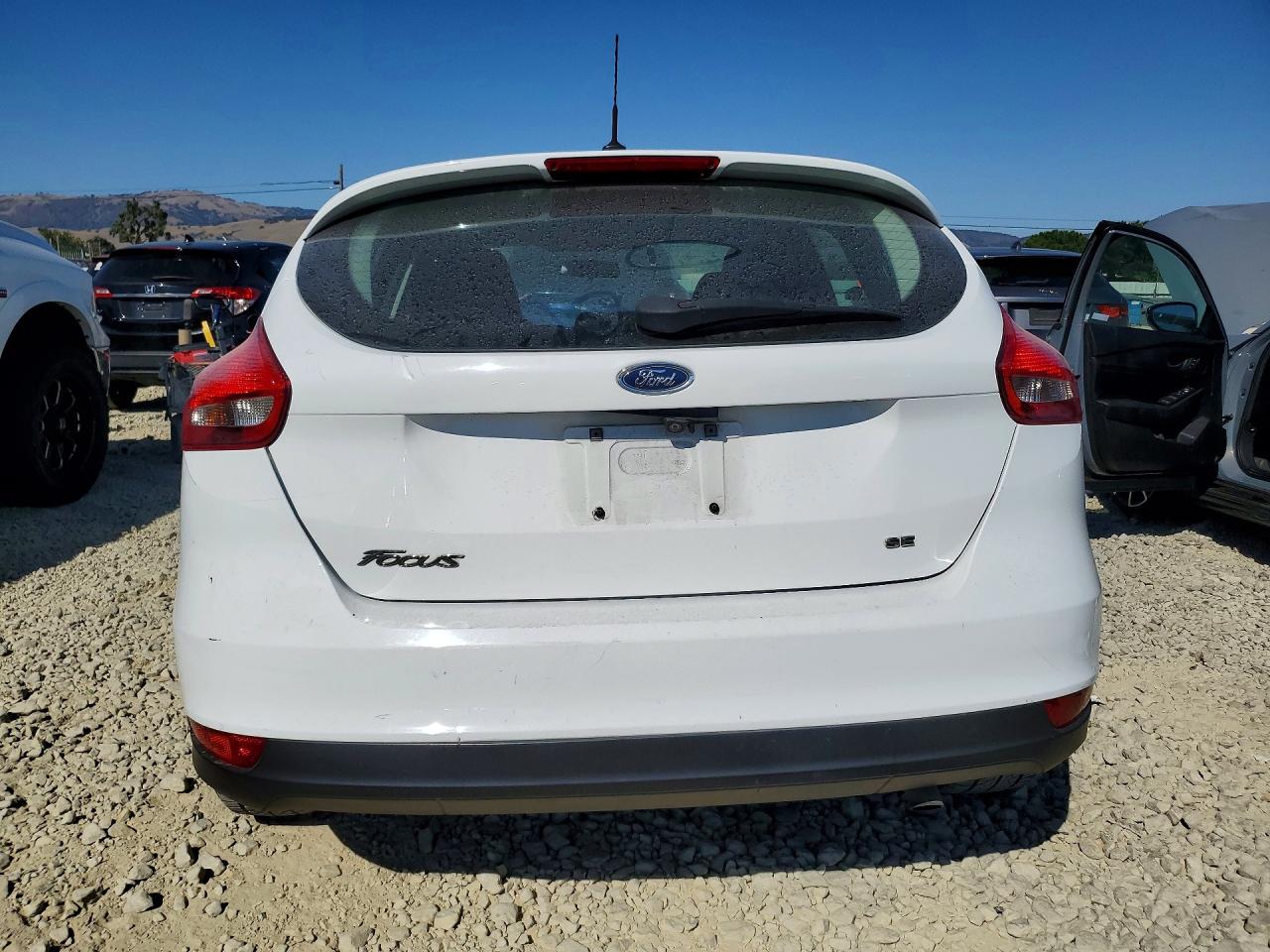 2015 Ford Focus Se White vin: 1FADP3K25FL316214
