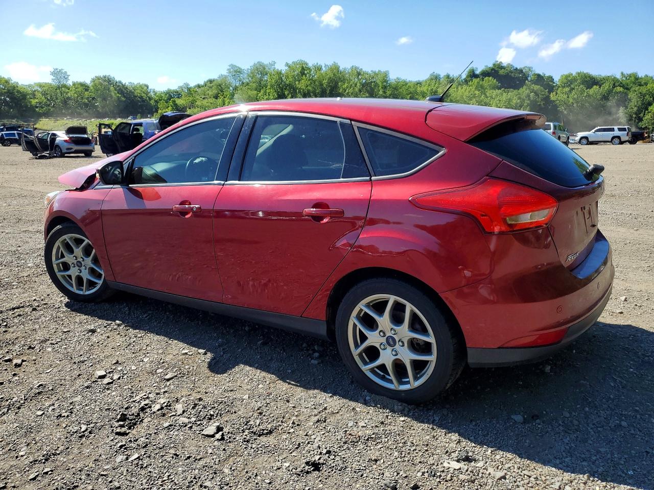 2015 Ford Focus Se Красный vin: 1FADP3K25FL365008
