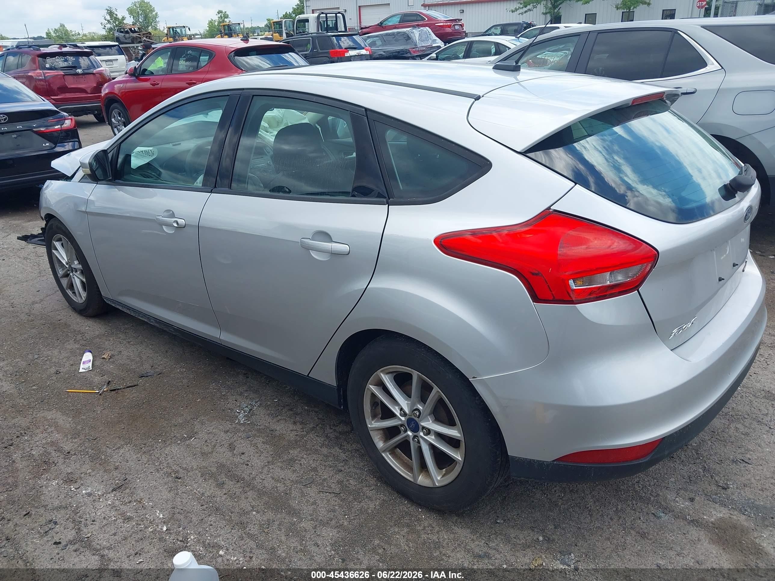 2015 Ford Focus Se Silver vin: 1FADP3K25FL374212