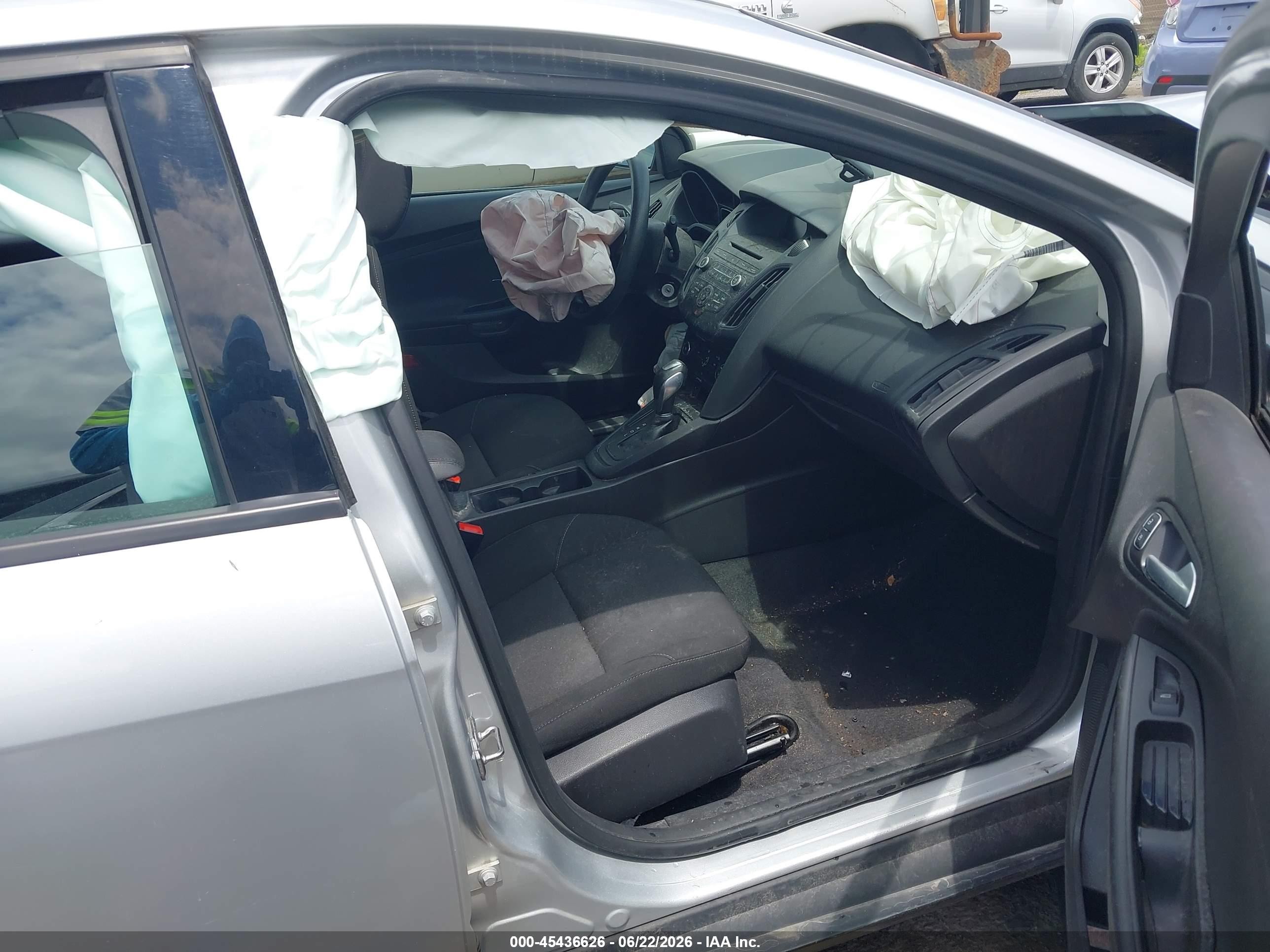 2015 Ford Focus Se Silver vin: 1FADP3K25FL374212