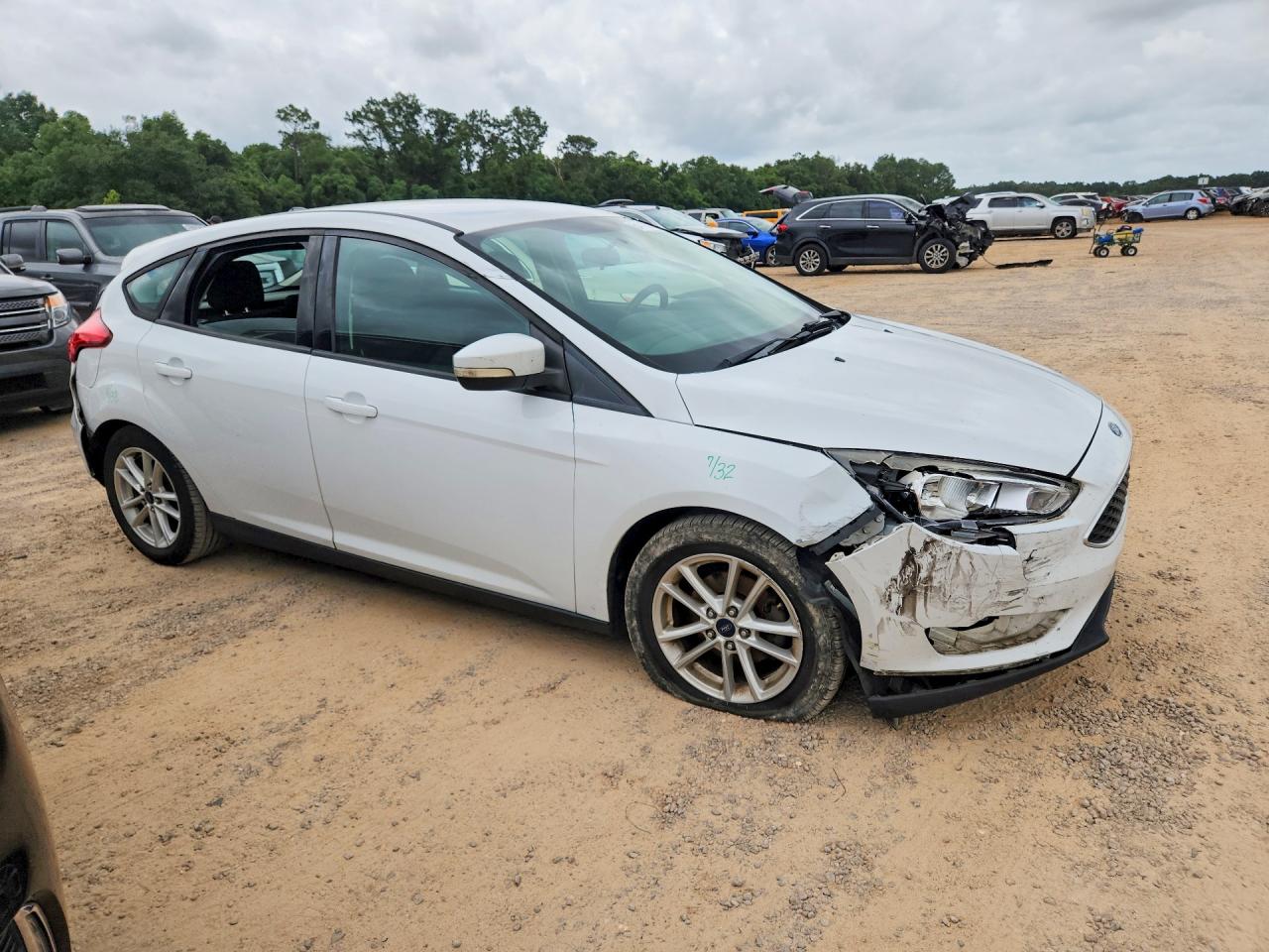 2015 Ford Focus Se White vin: 1FADP3K25FL375943