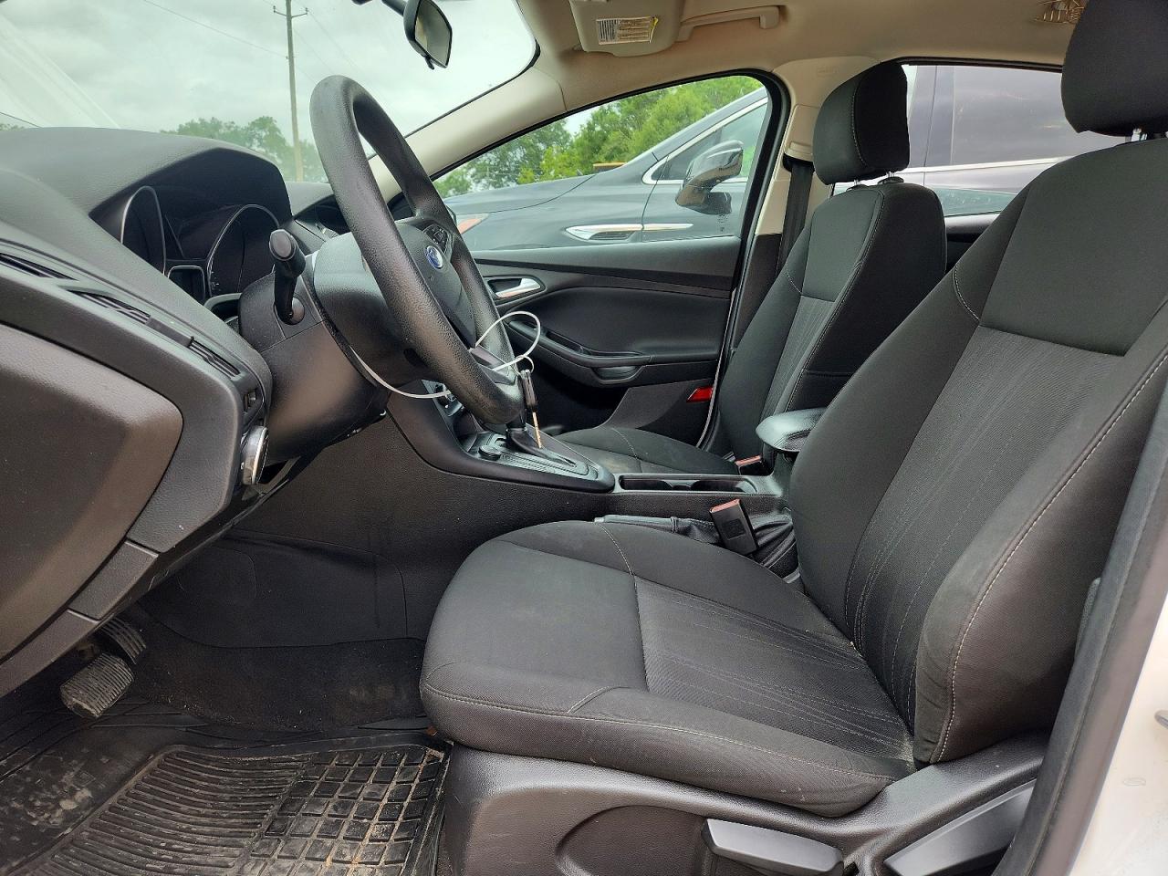 2015 Ford Focus Se White vin: 1FADP3K25FL375943