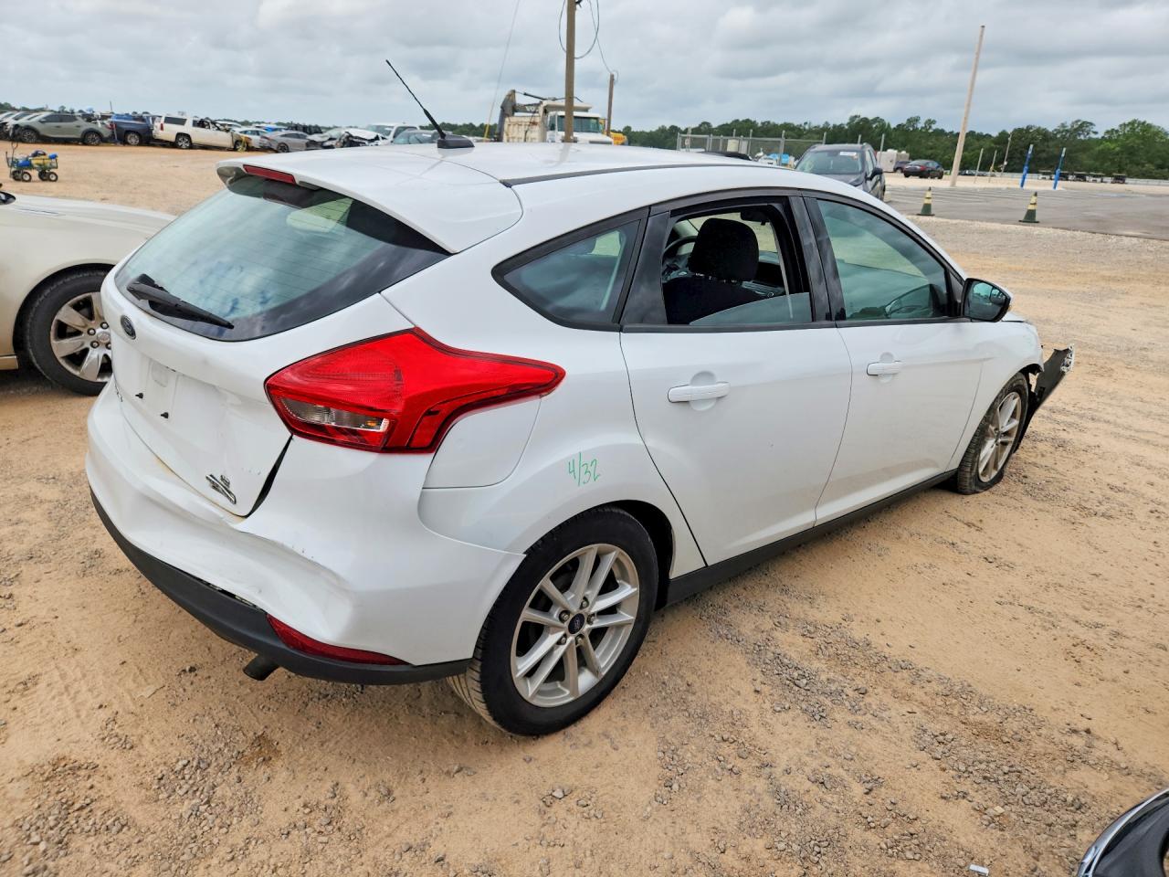 2015 Ford Focus Se White vin: 1FADP3K25FL375943