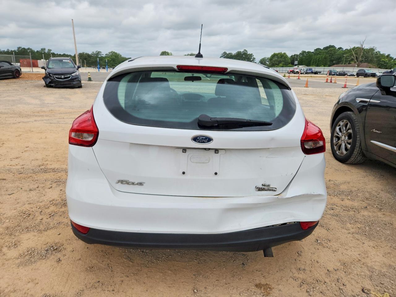 2015 Ford Focus Se White vin: 1FADP3K25FL375943