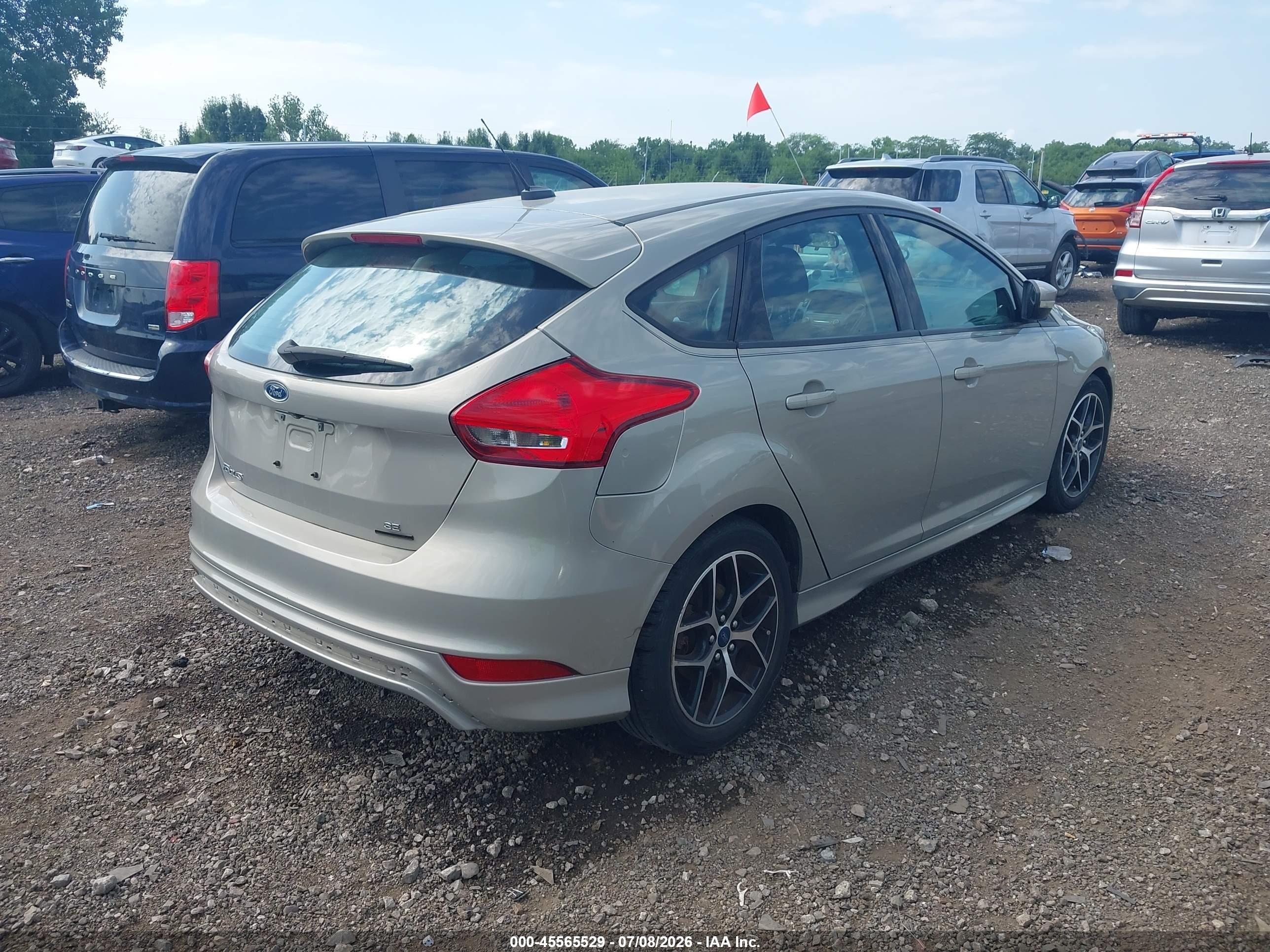2015 Ford Focus Se Gold vin: 1FADP3K25FL386814
