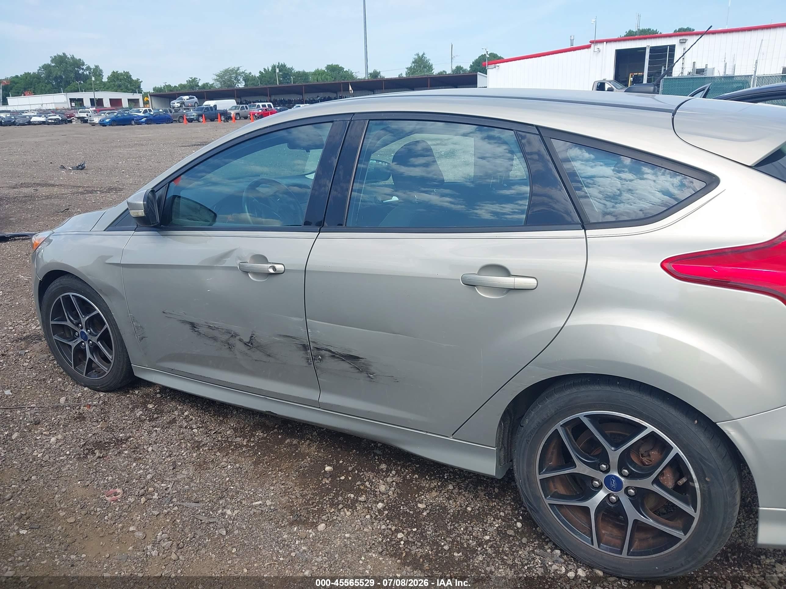2015 Ford Focus Se Gold vin: 1FADP3K25FL386814