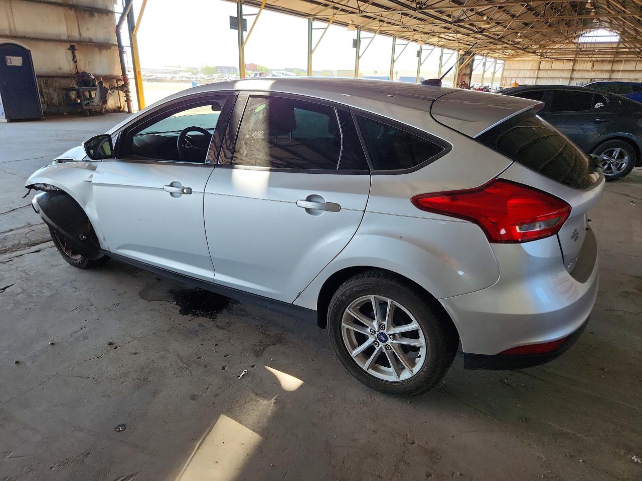 2018 Ford Focus Se Silver vin: 1FADP3K25JL211634