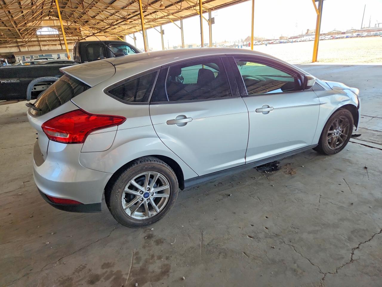 2018 Ford Focus Se Silver vin: 1FADP3K25JL211634