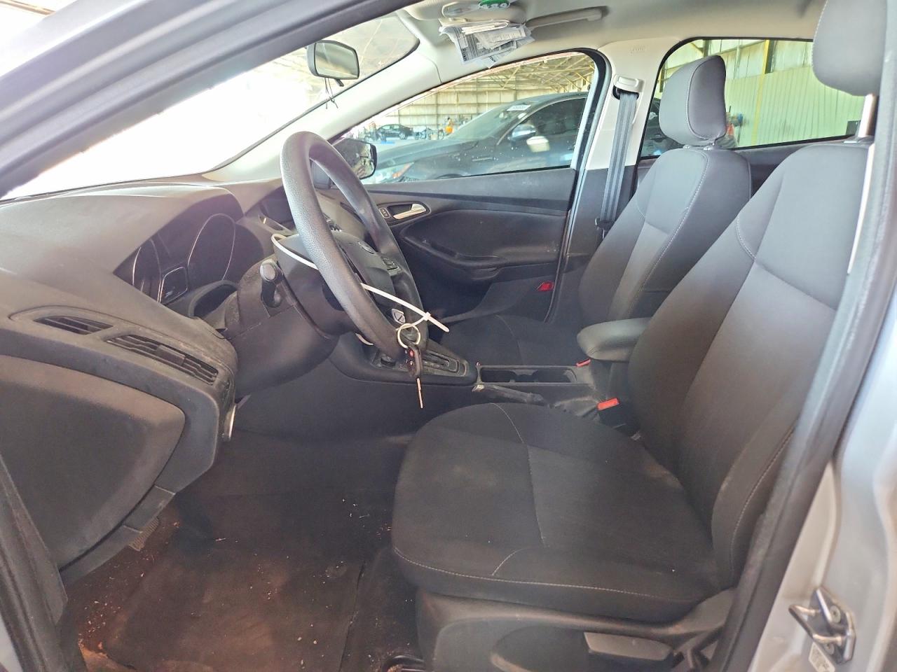 2018 Ford Focus Se Silver vin: 1FADP3K25JL211634