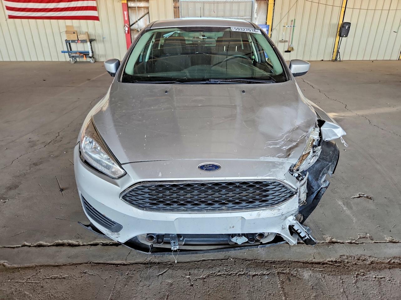 2018 Ford Focus Se Silver vin: 1FADP3K25JL211634