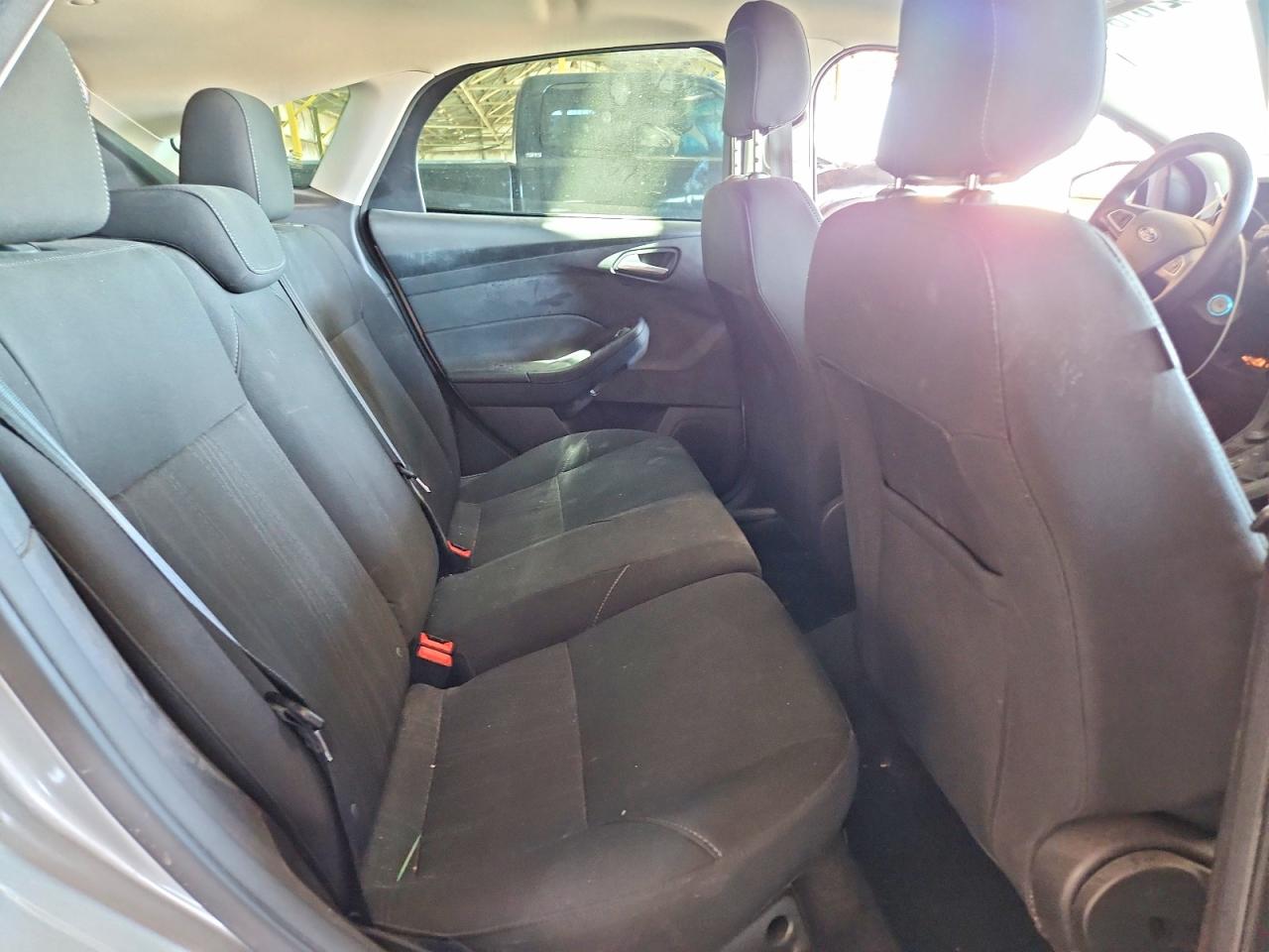 2018 Ford Focus Se Silver vin: 1FADP3K25JL211634