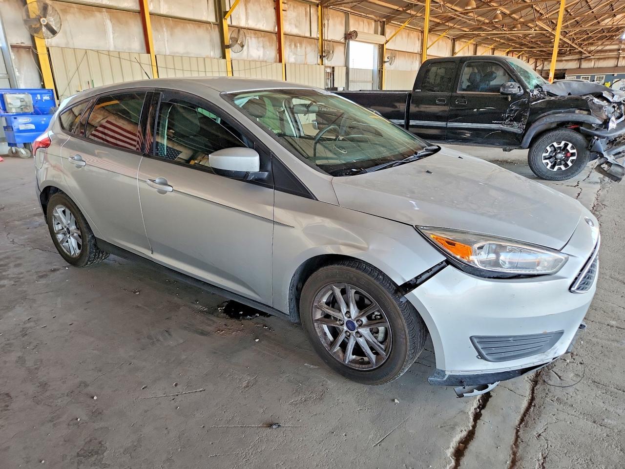 2018 Ford Focus Se Silver vin: 1FADP3K25JL211634