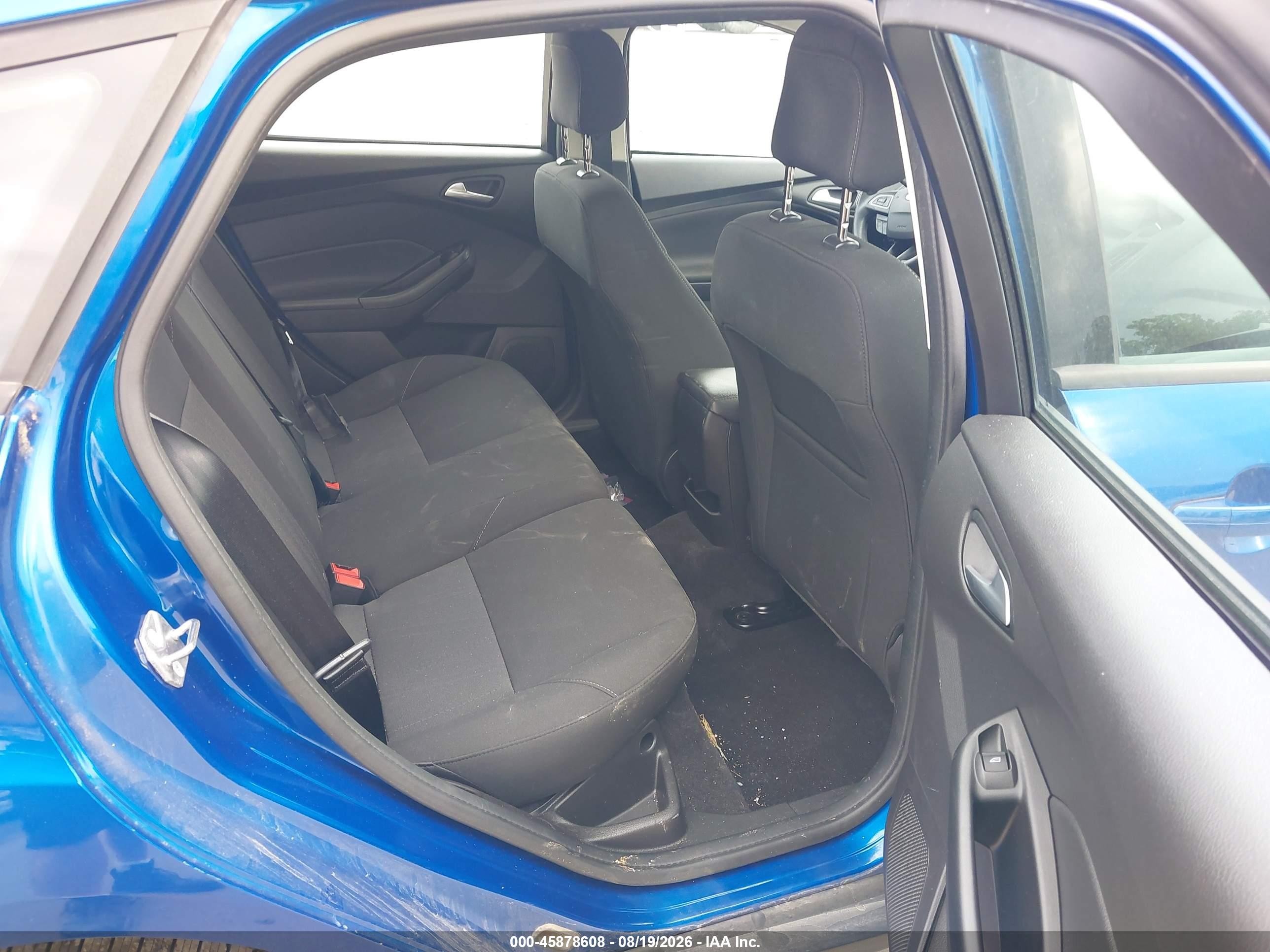 2018 Ford Focus Se Blue vin: 1FADP3K25JL328999