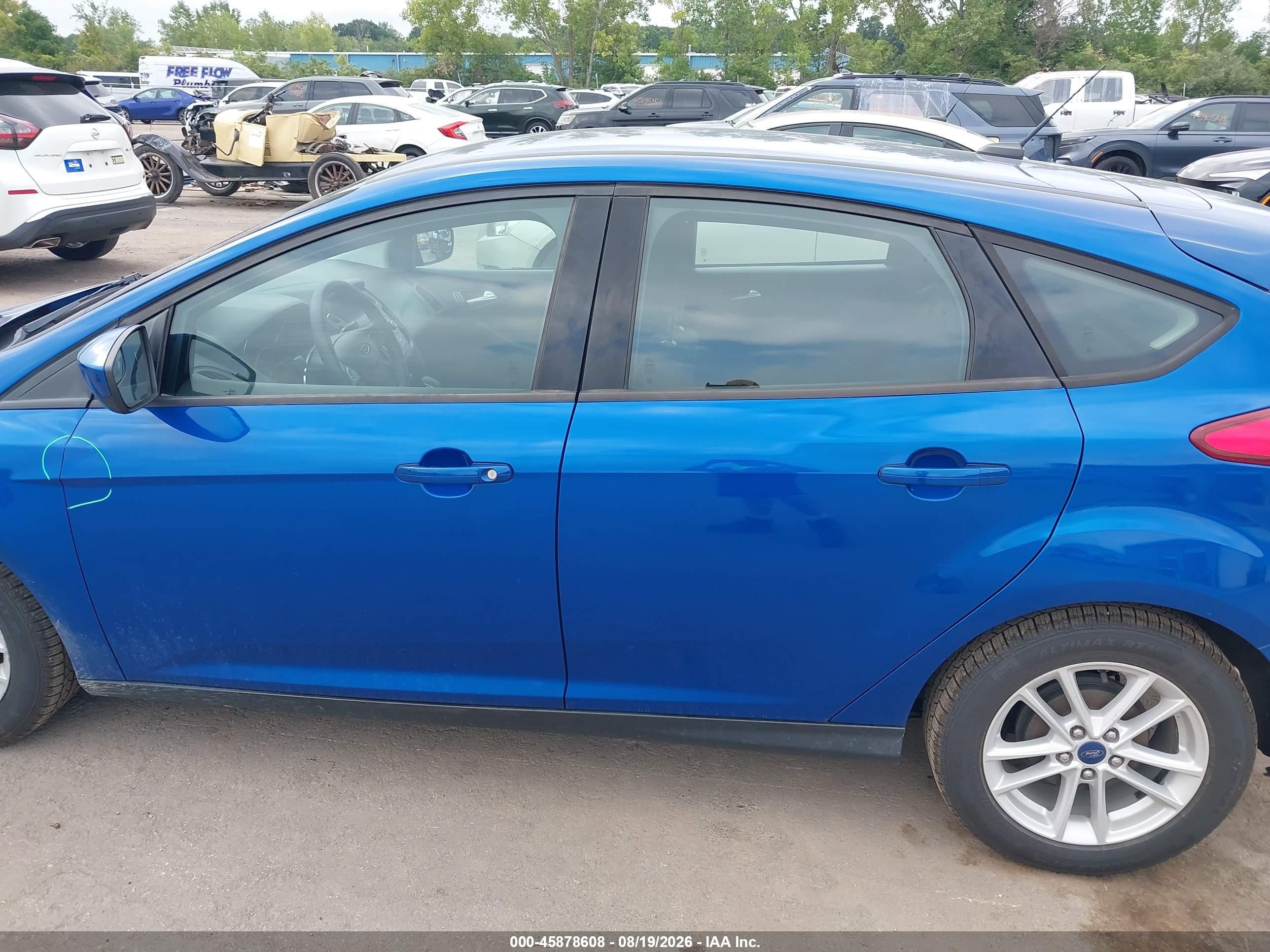 2018 Ford Focus Se Blue vin: 1FADP3K25JL328999