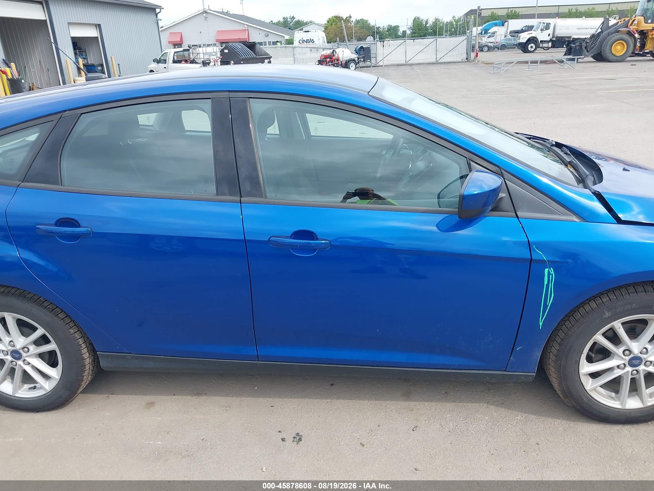 2018 Ford Focus Se Blue vin: 1FADP3K25JL328999