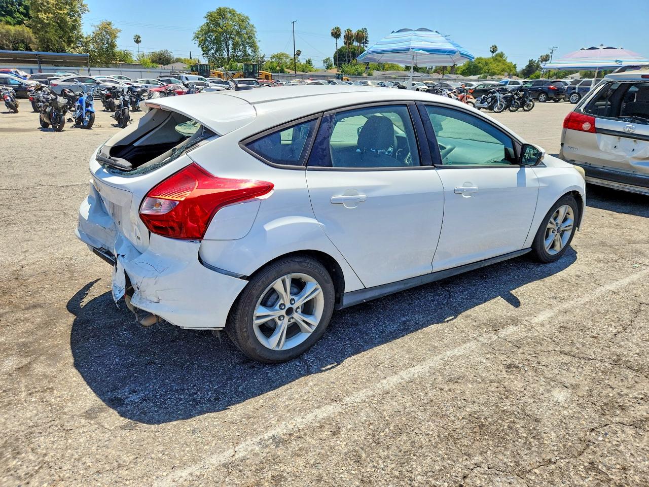 2014 Ford Focus Se Белый vin: 1FADP3K26EL111693