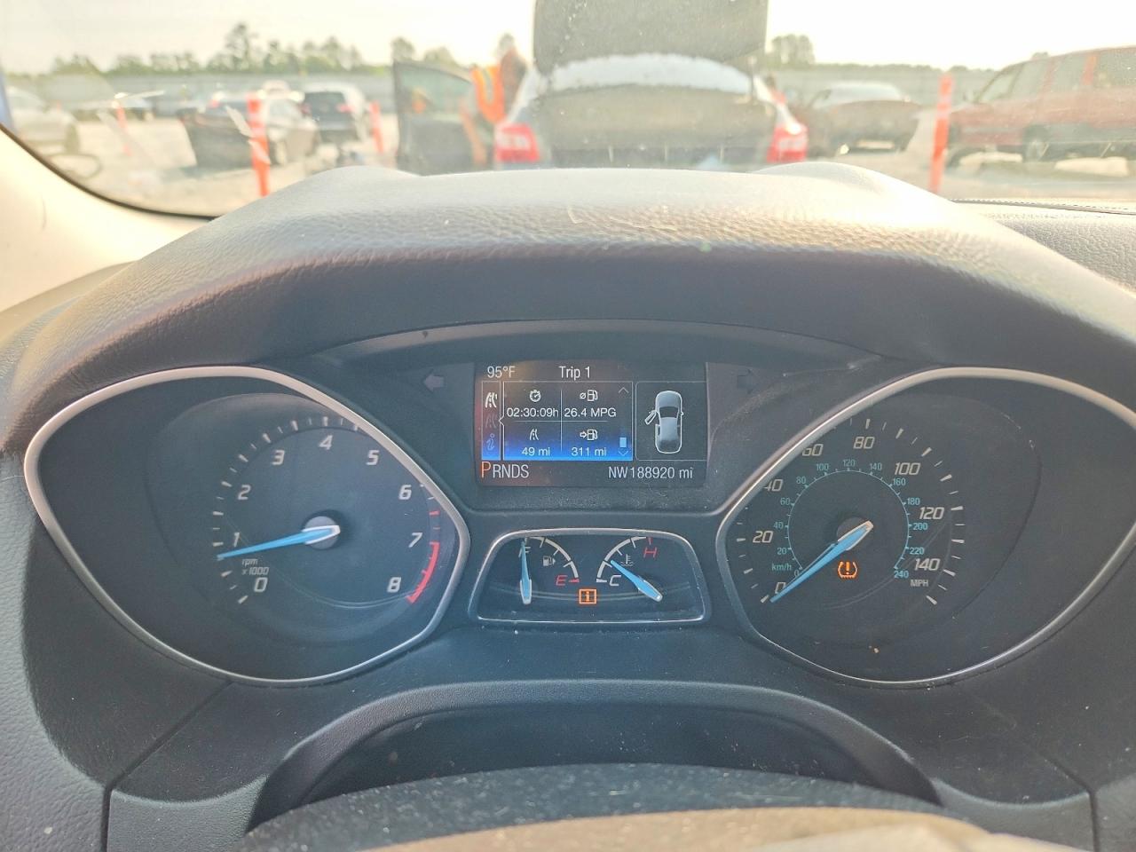 2014 Ford Focus Se Red vin: 1FADP3K26EL176852