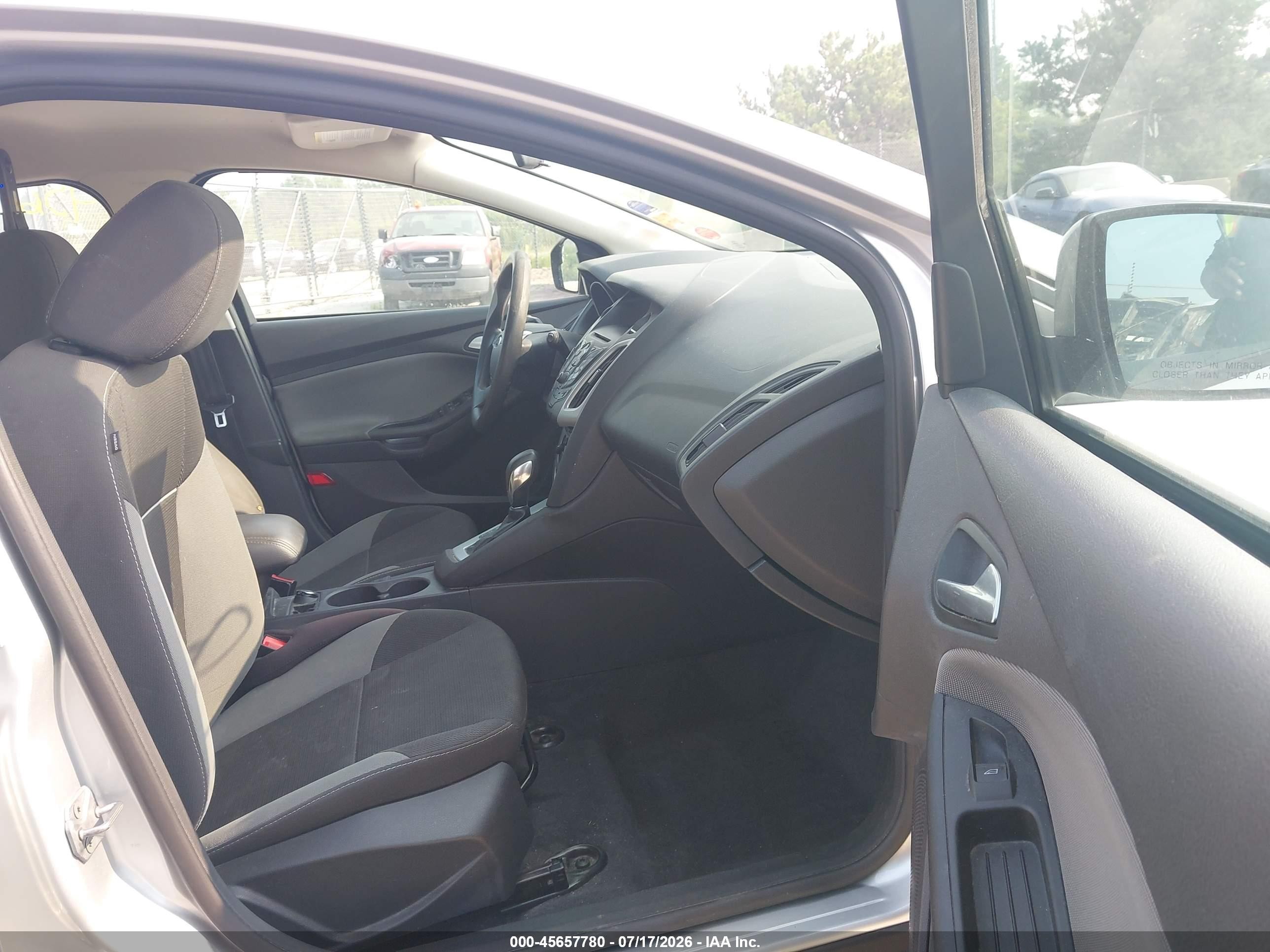 2014 Ford Focus Se Серебряный vin: 1FADP3K26EL181419