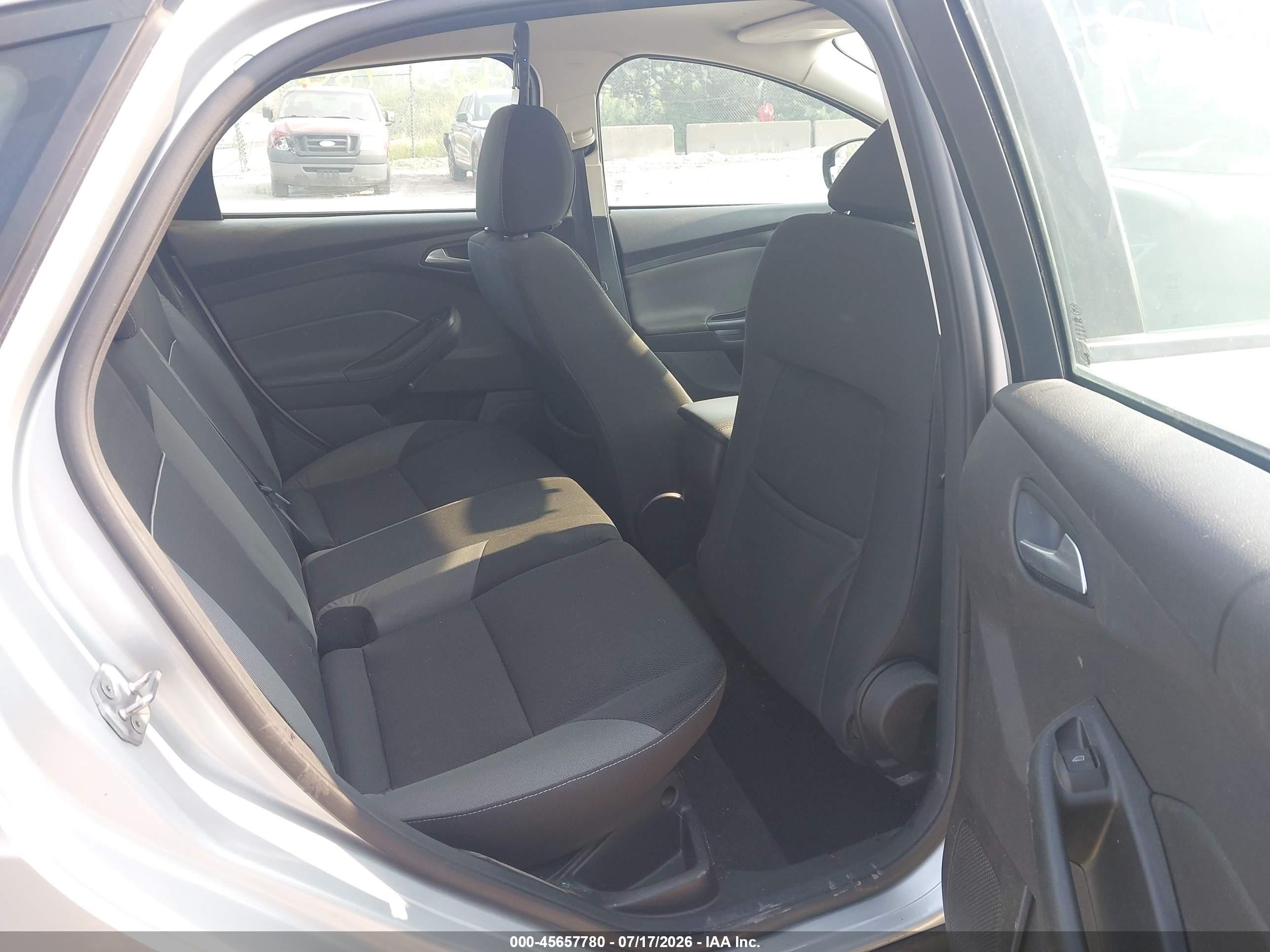 2014 Ford Focus Se Серебряный vin: 1FADP3K26EL181419