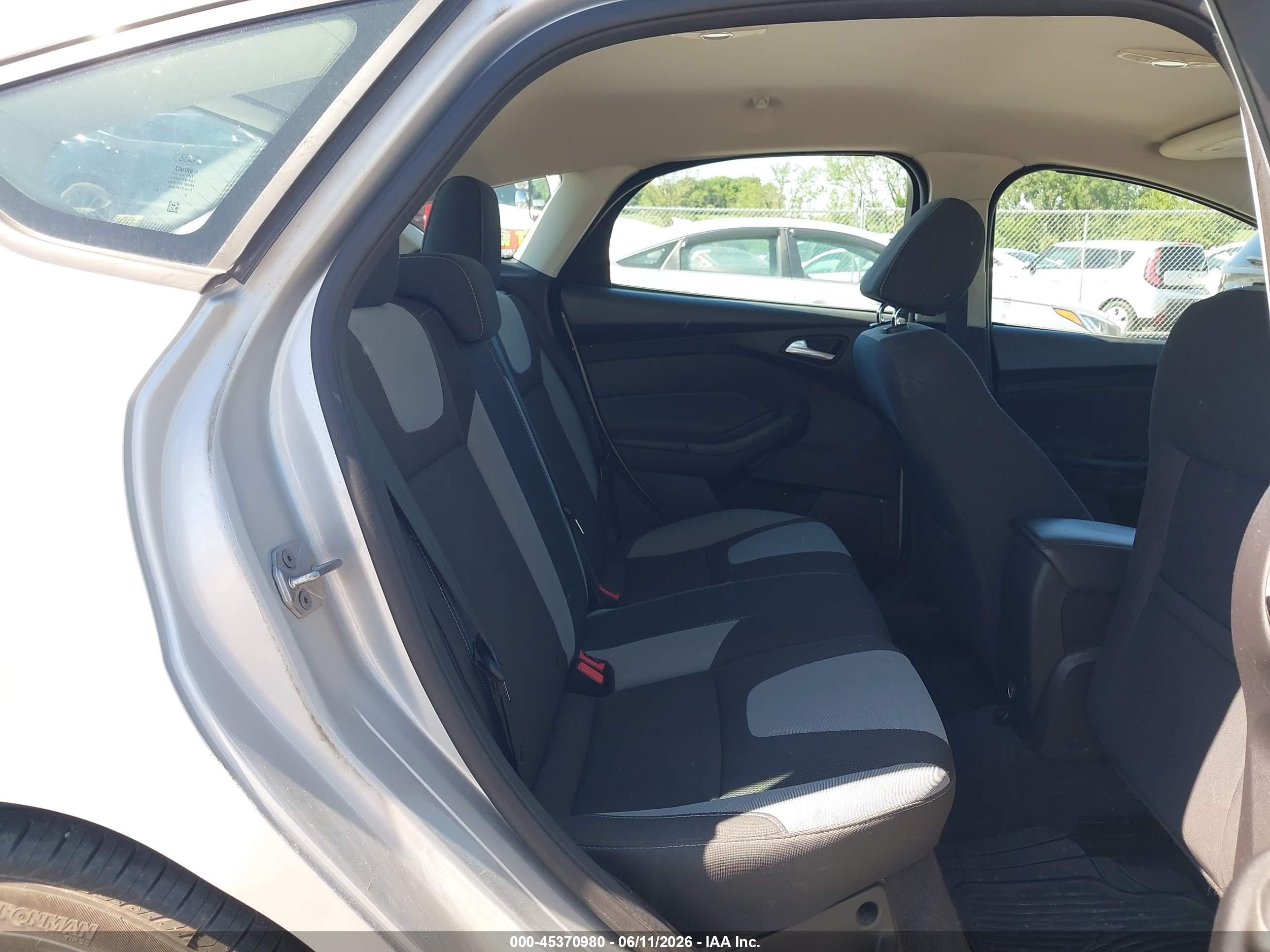 2014 Ford Focus Se Silver vin: 1FADP3K26EL349785