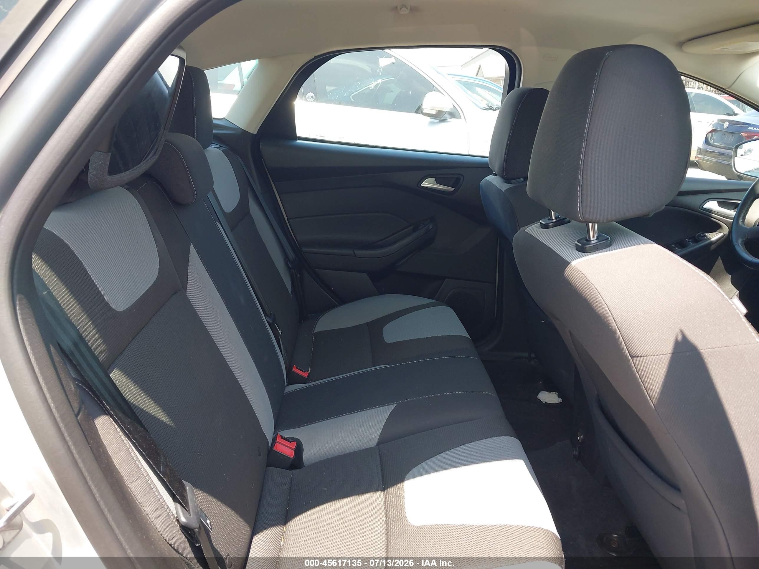 2014 Ford Focus Se Silver vin: 1FADP3K26EL371575