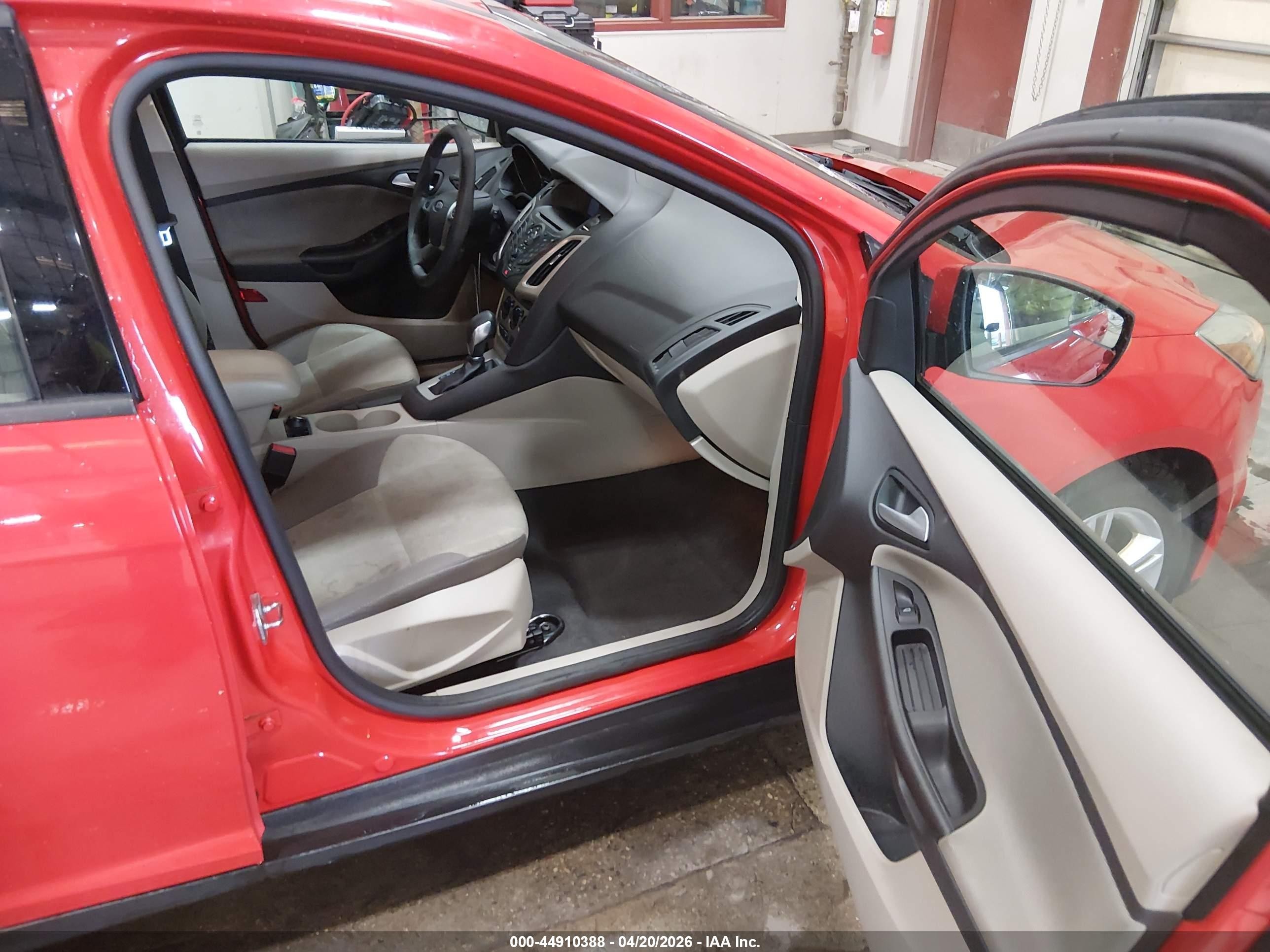 2014 Ford Focus Se Red vin: 1FADP3K26EL373875
