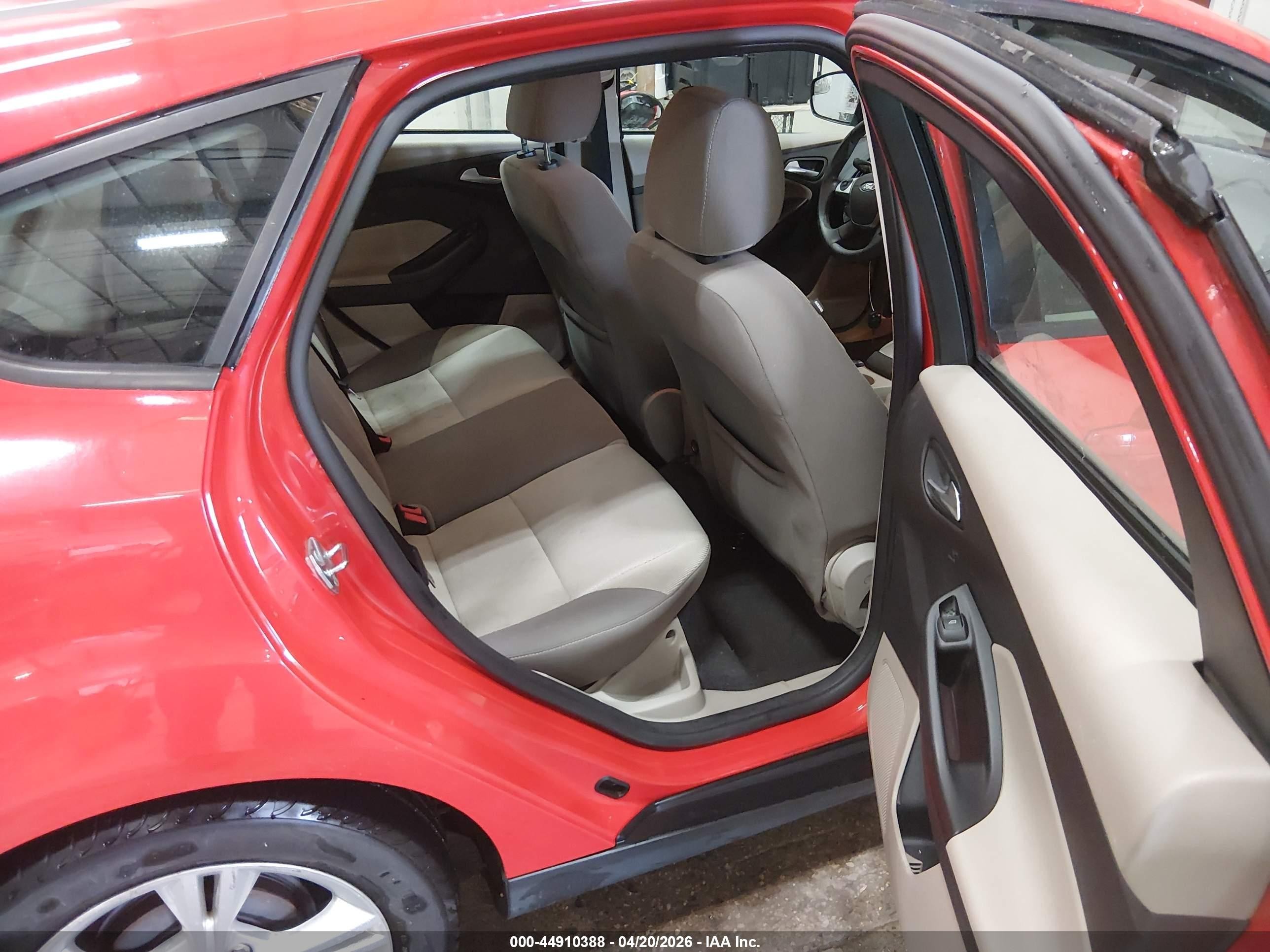 2014 Ford Focus Se Red vin: 1FADP3K26EL373875
