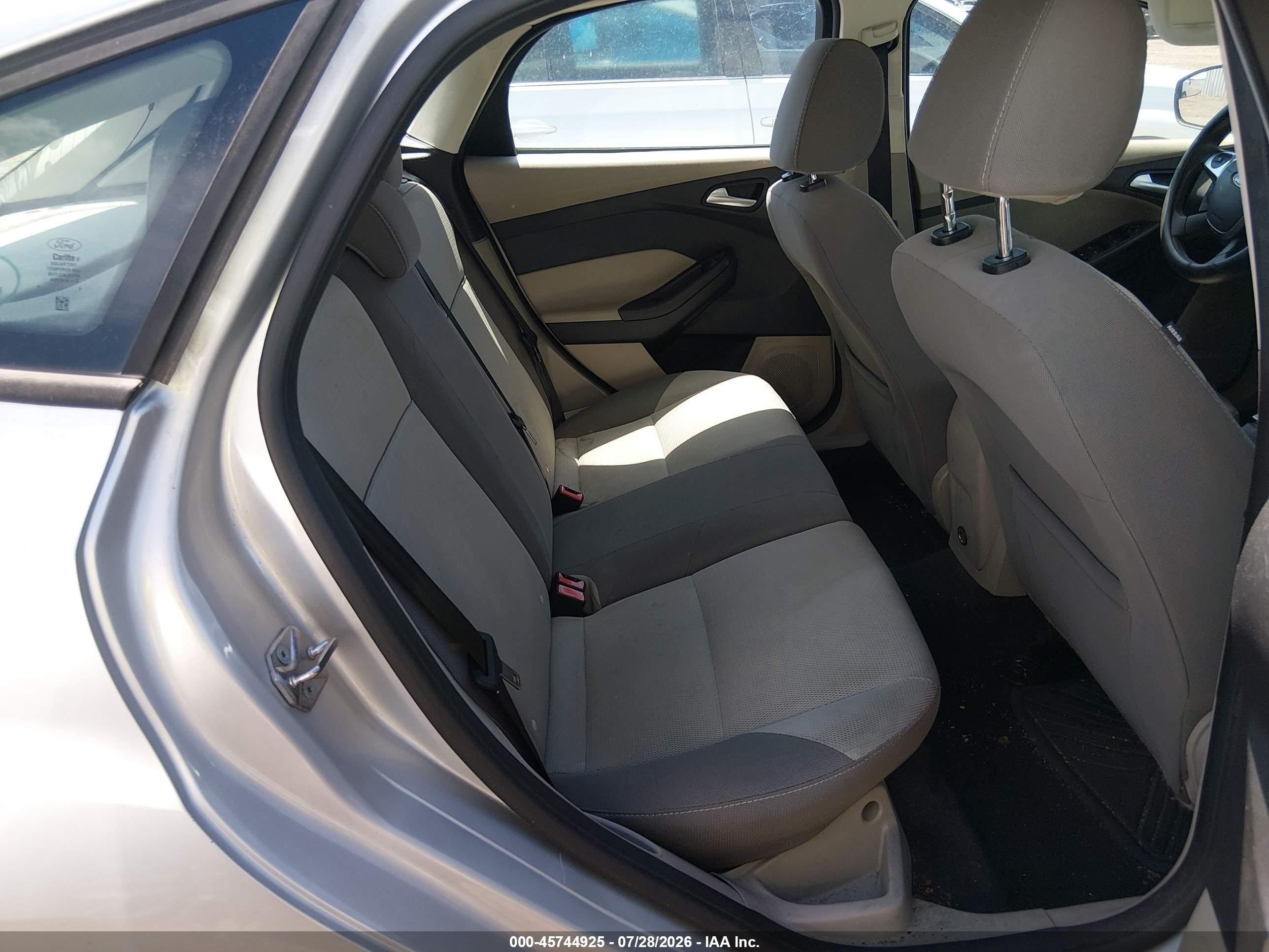 2014 Ford Focus Se Серебряный vin: 1FADP3K26EL410178