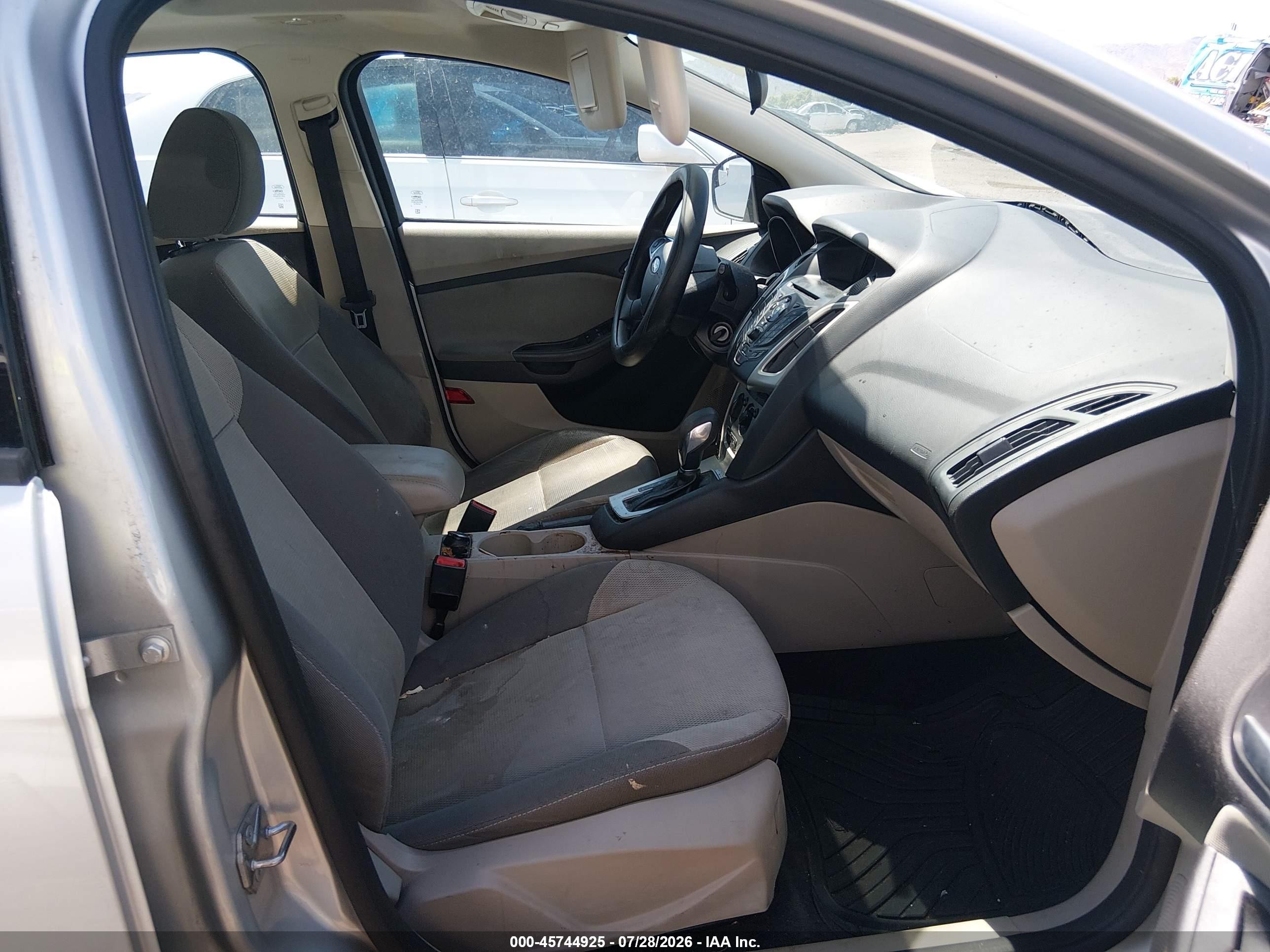 2014 Ford Focus Se Серебряный vin: 1FADP3K26EL410178