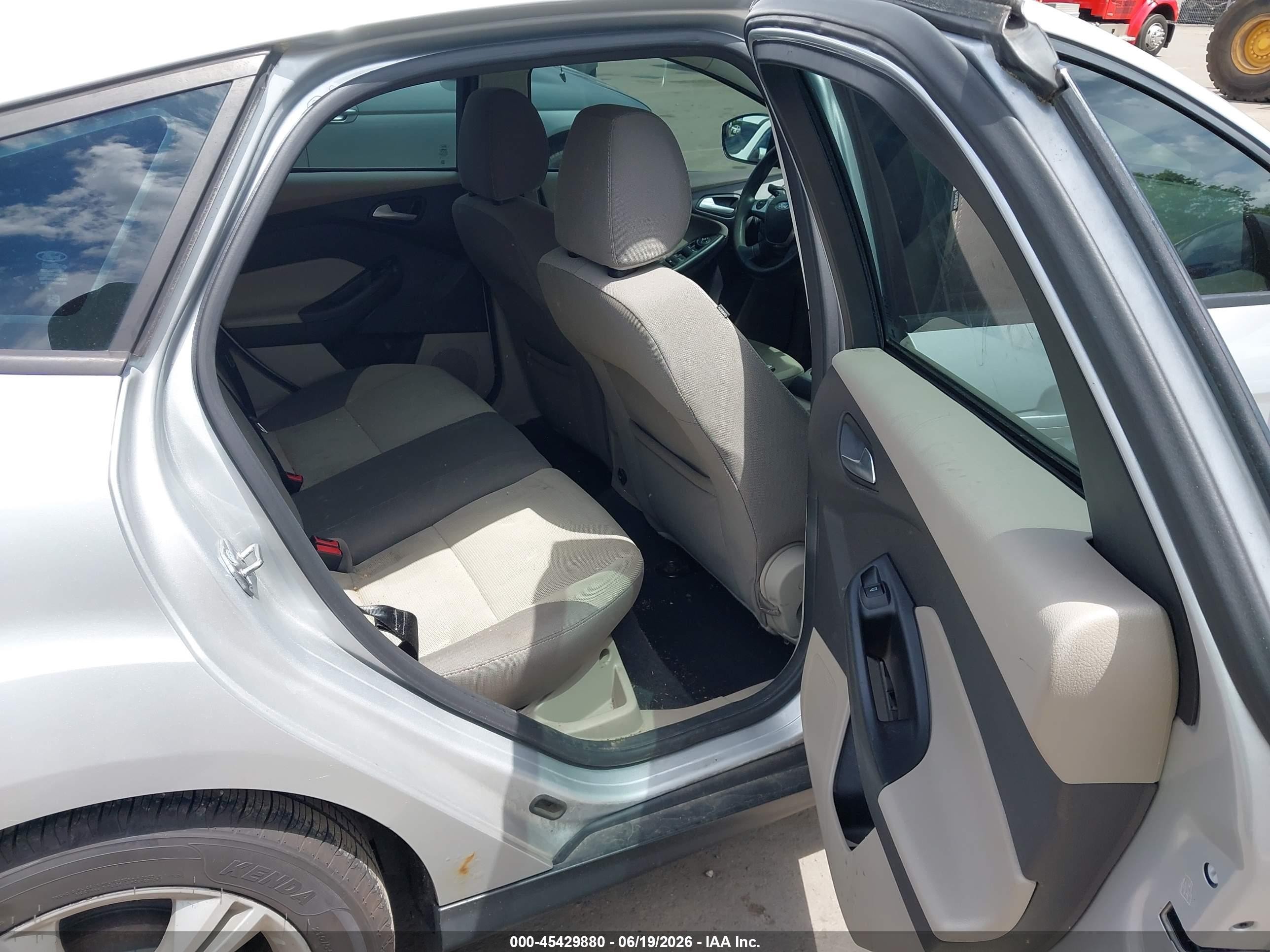 2014 Ford Focus Se Silver vin: 1FADP3K26EL445786