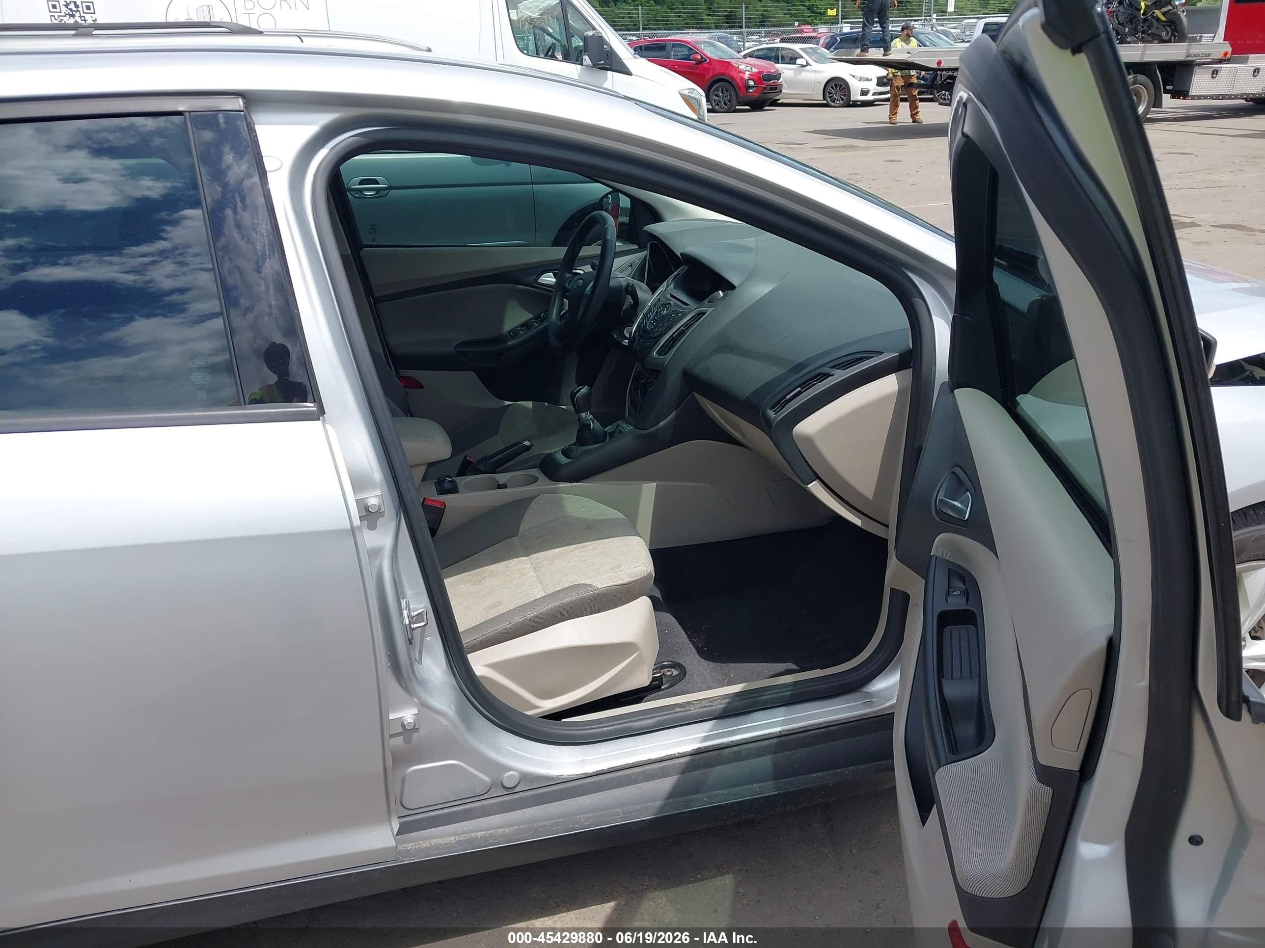 2014 Ford Focus Se Silver vin: 1FADP3K26EL445786