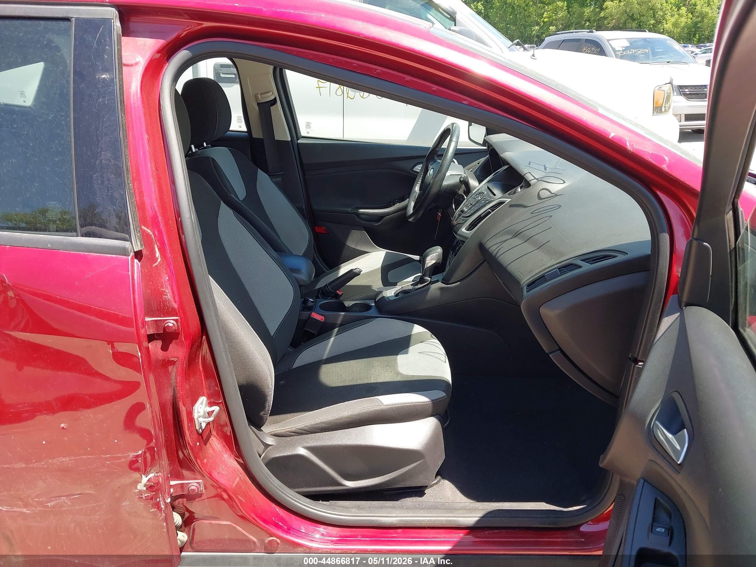 2014 Ford Focus Se Бордовый vin: 1FADP3K26EL453953