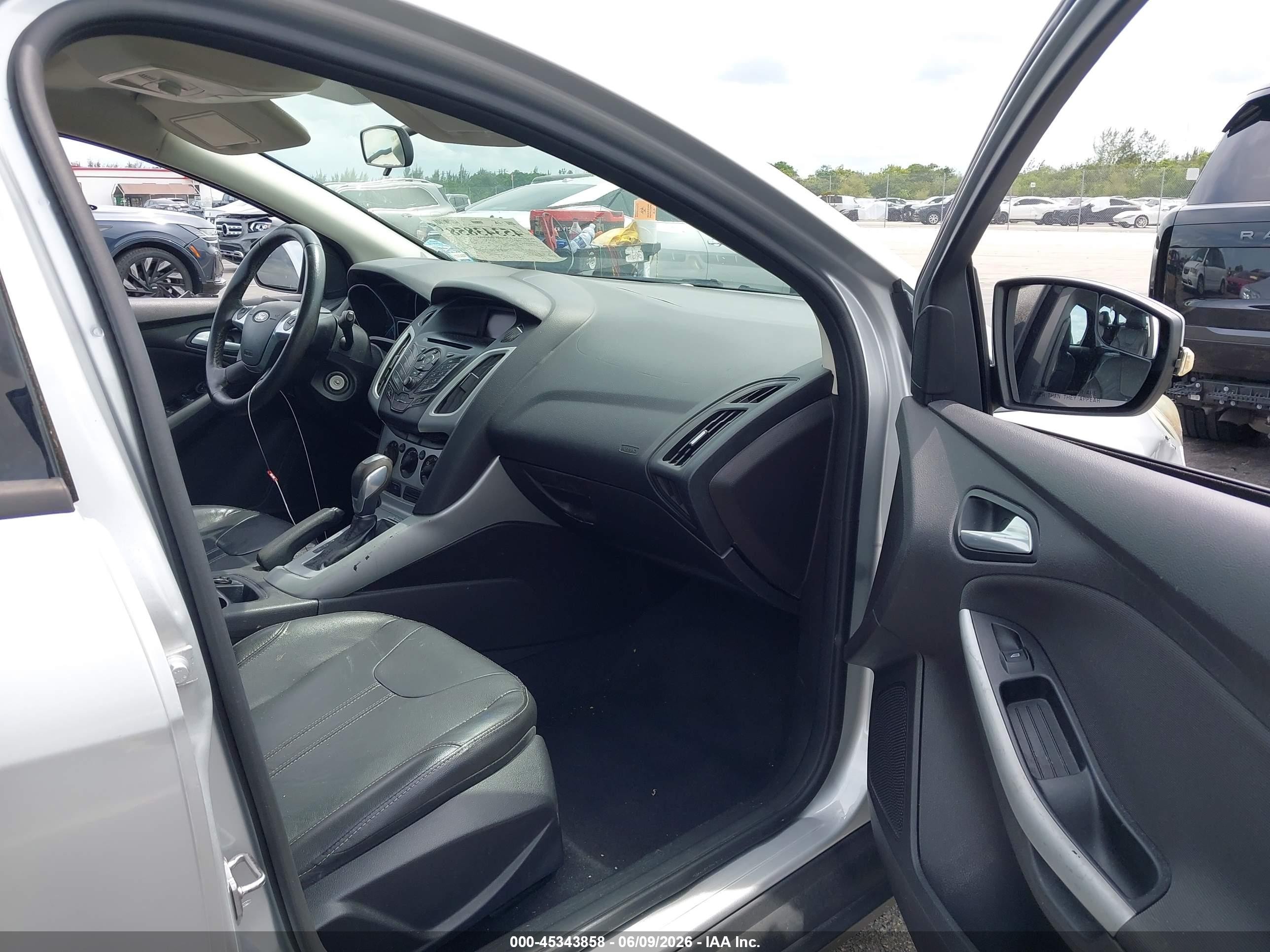 2014 Ford Focus Se Silver vin: 1FADP3K26EL455301