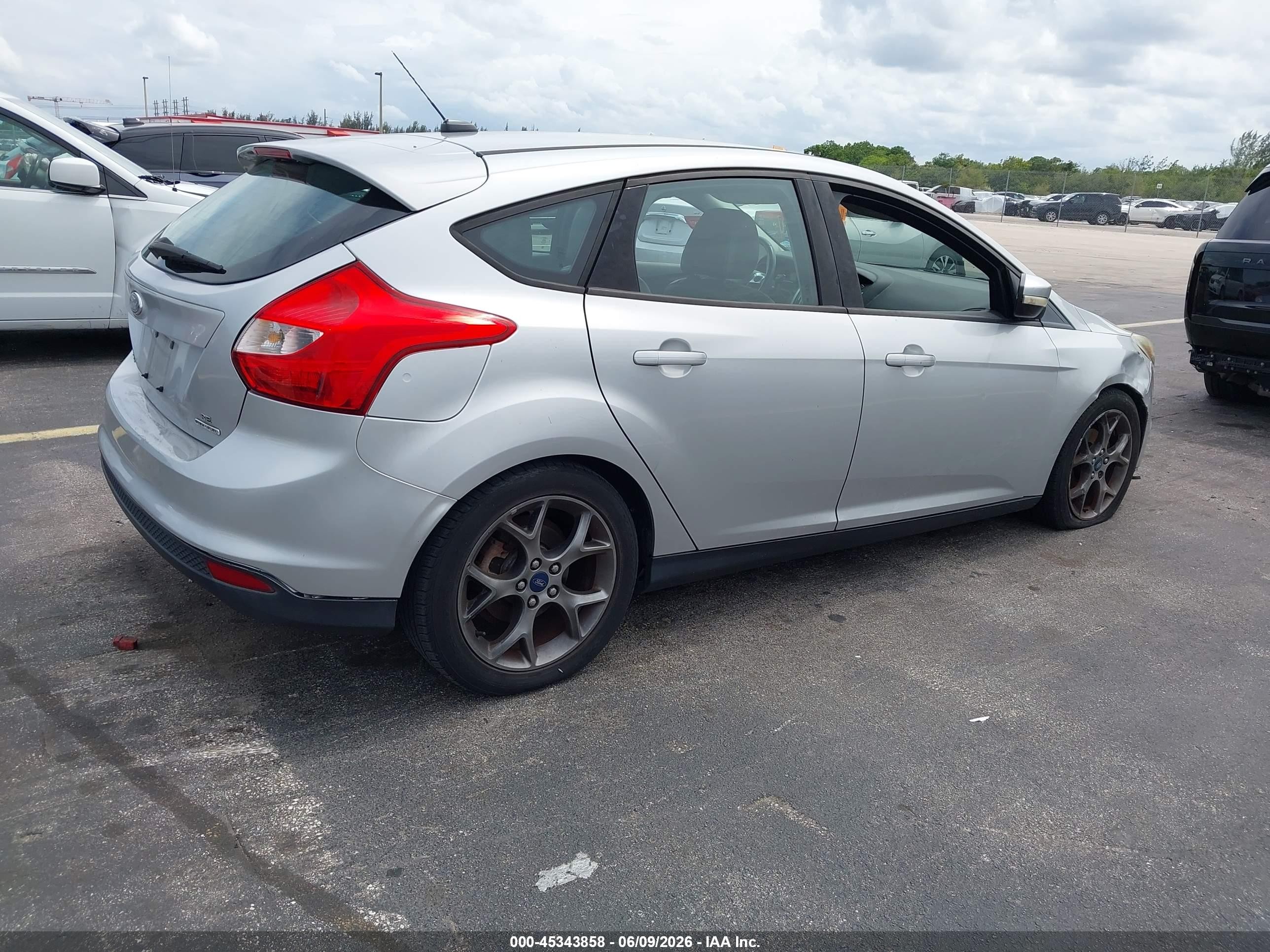 2014 Ford Focus Se Silver vin: 1FADP3K26EL455301
