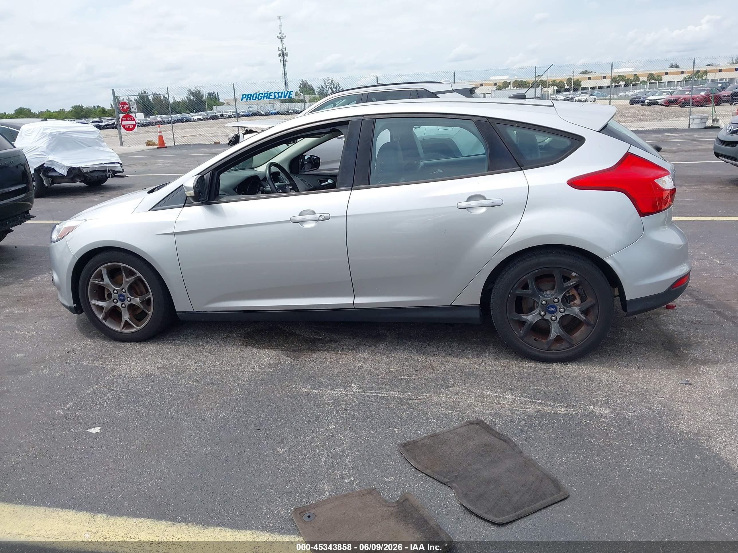 2014 Ford Focus Se Silver vin: 1FADP3K26EL455301
