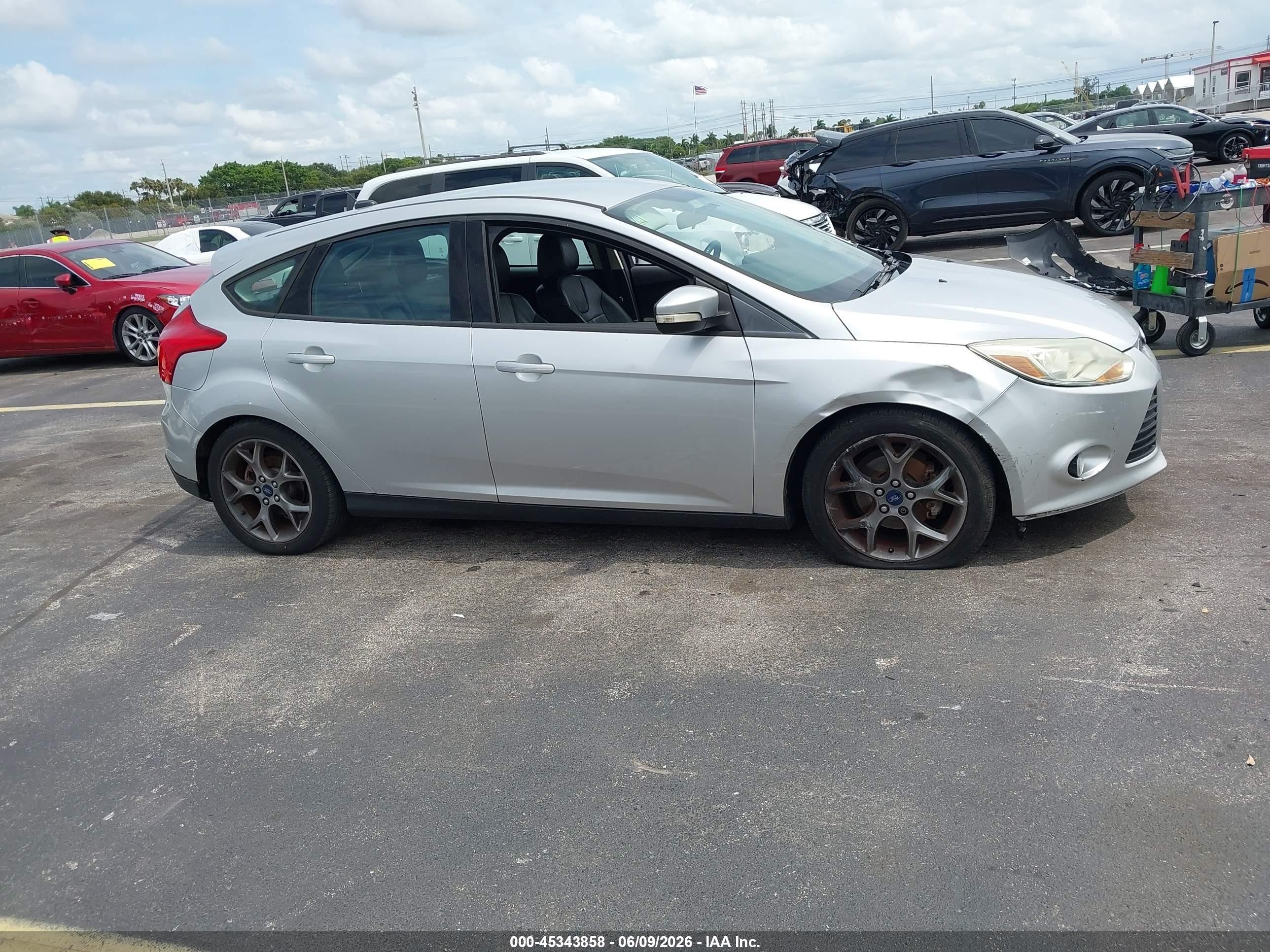 2014 Ford Focus Se Silver vin: 1FADP3K26EL455301