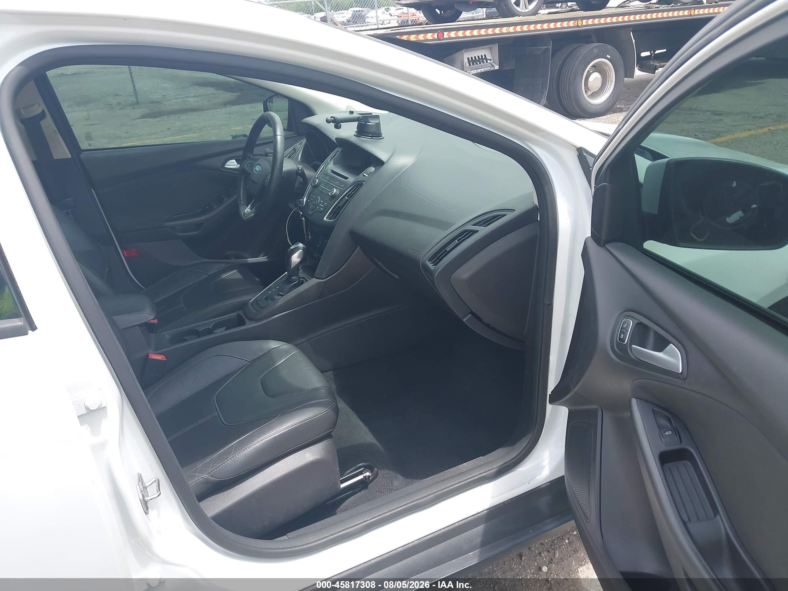 2015 Ford Focus Se White vin: 1FADP3K26FL227896