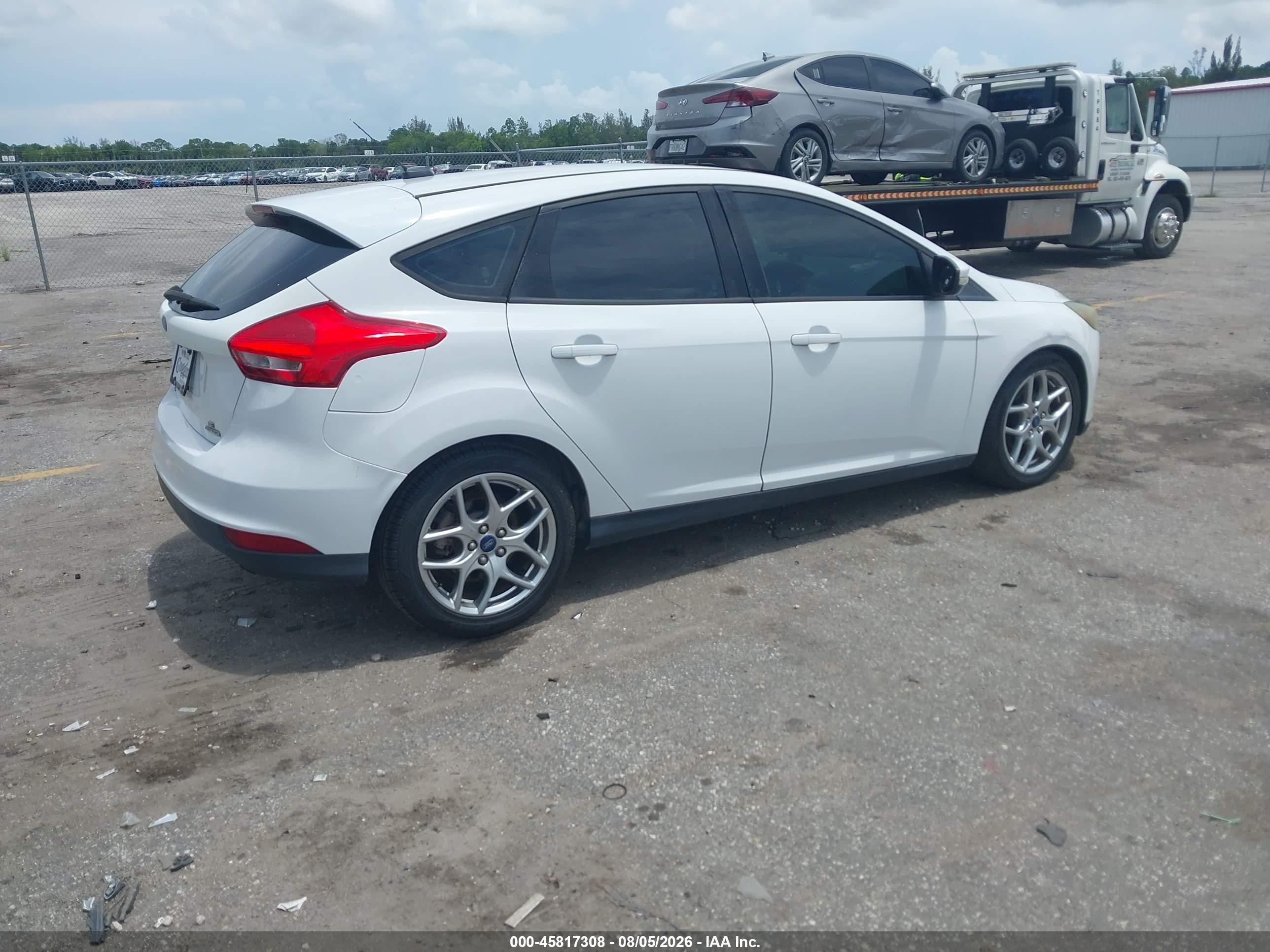 2015 Ford Focus Se White vin: 1FADP3K26FL227896