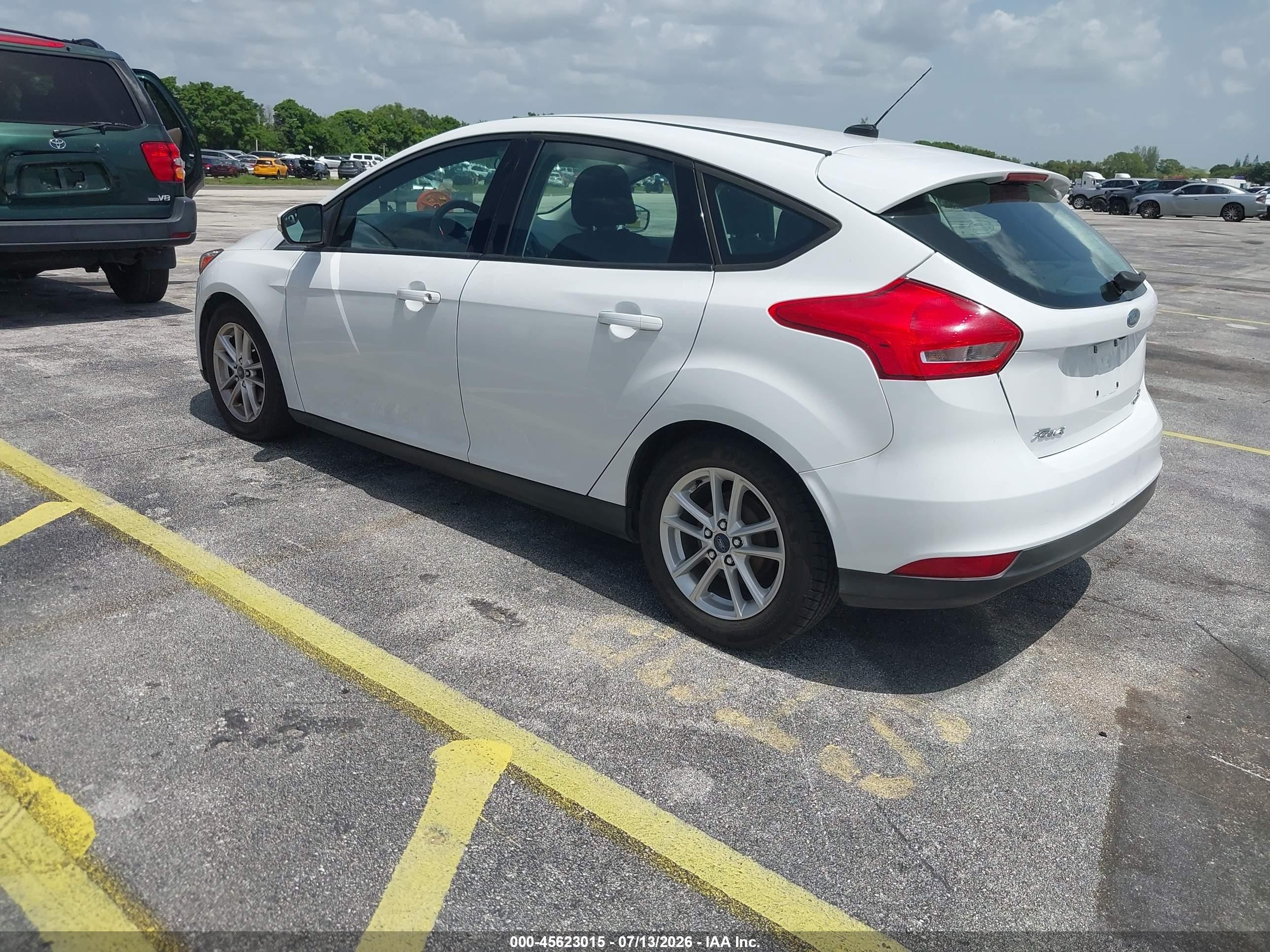 2015 Ford Focus Se White vin: 1FADP3K26FL233228