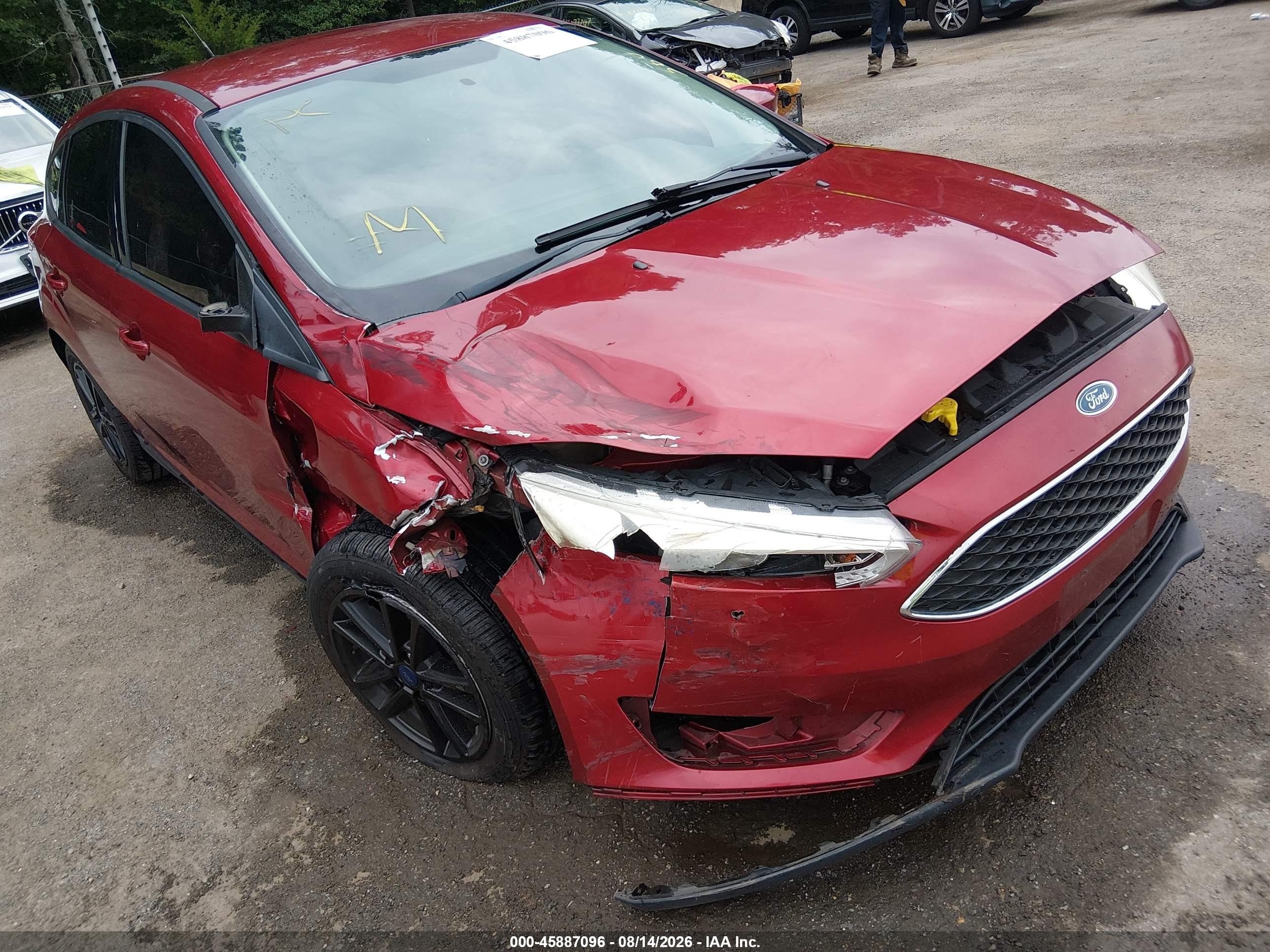 2015 Ford Focus Se Red vin: 1FADP3K26FL237554