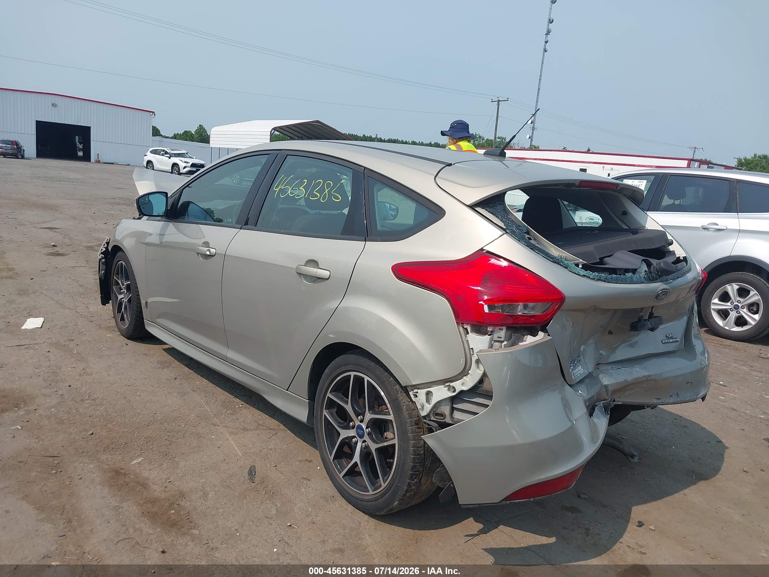 2015 Ford Focus Se Gold vin: 1FADP3K26FL259957
